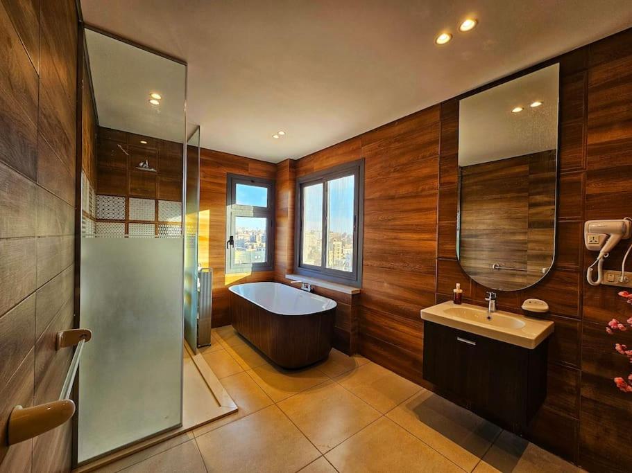 Deluxe Studio Spacious Prime Location bathtub