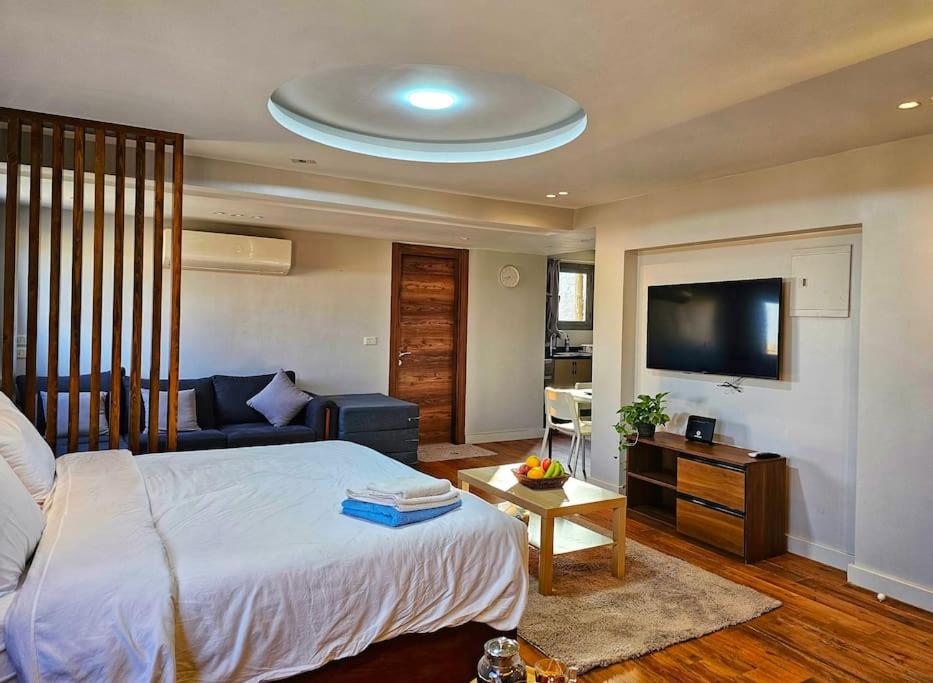 Deluxe Studio Spacious Prime Location bathtub