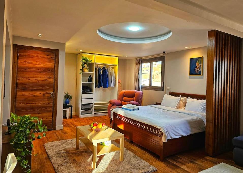 Deluxe Studio Spacious Prime Location bathtub