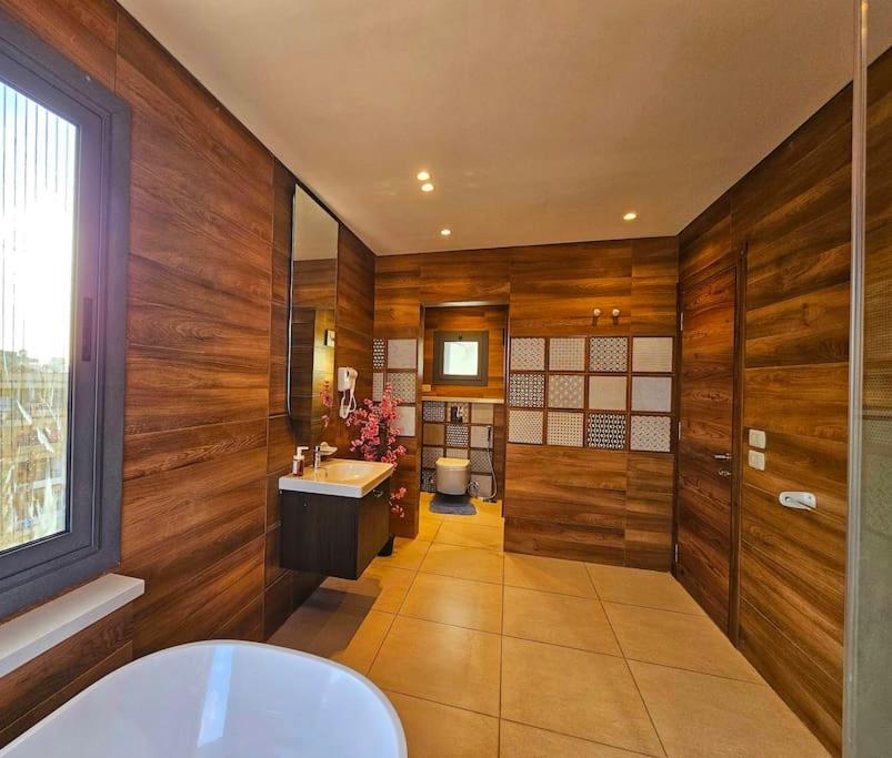 Deluxe Studio Spacious Prime Location bathtub