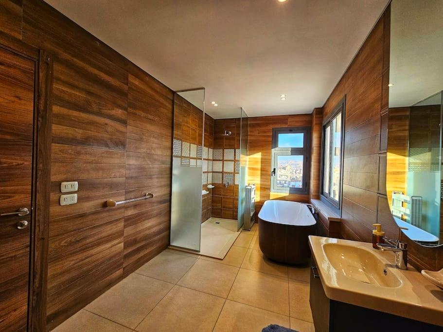 Deluxe Studio Spacious Prime Location bathtub