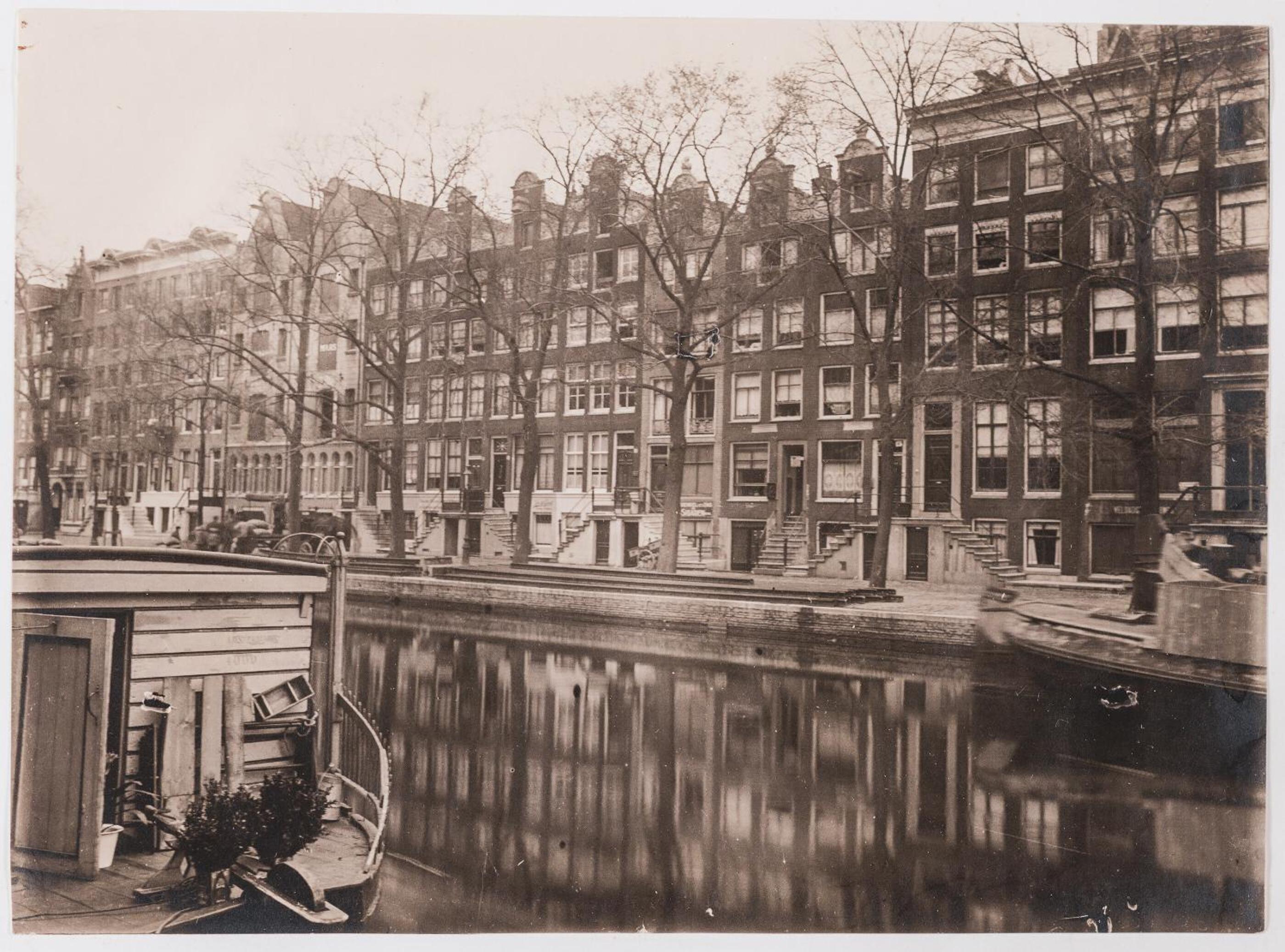 JoyJoyJoy the Green Palm ecolicious studio in a in historic Canalhouse from 1729 with view on the canals