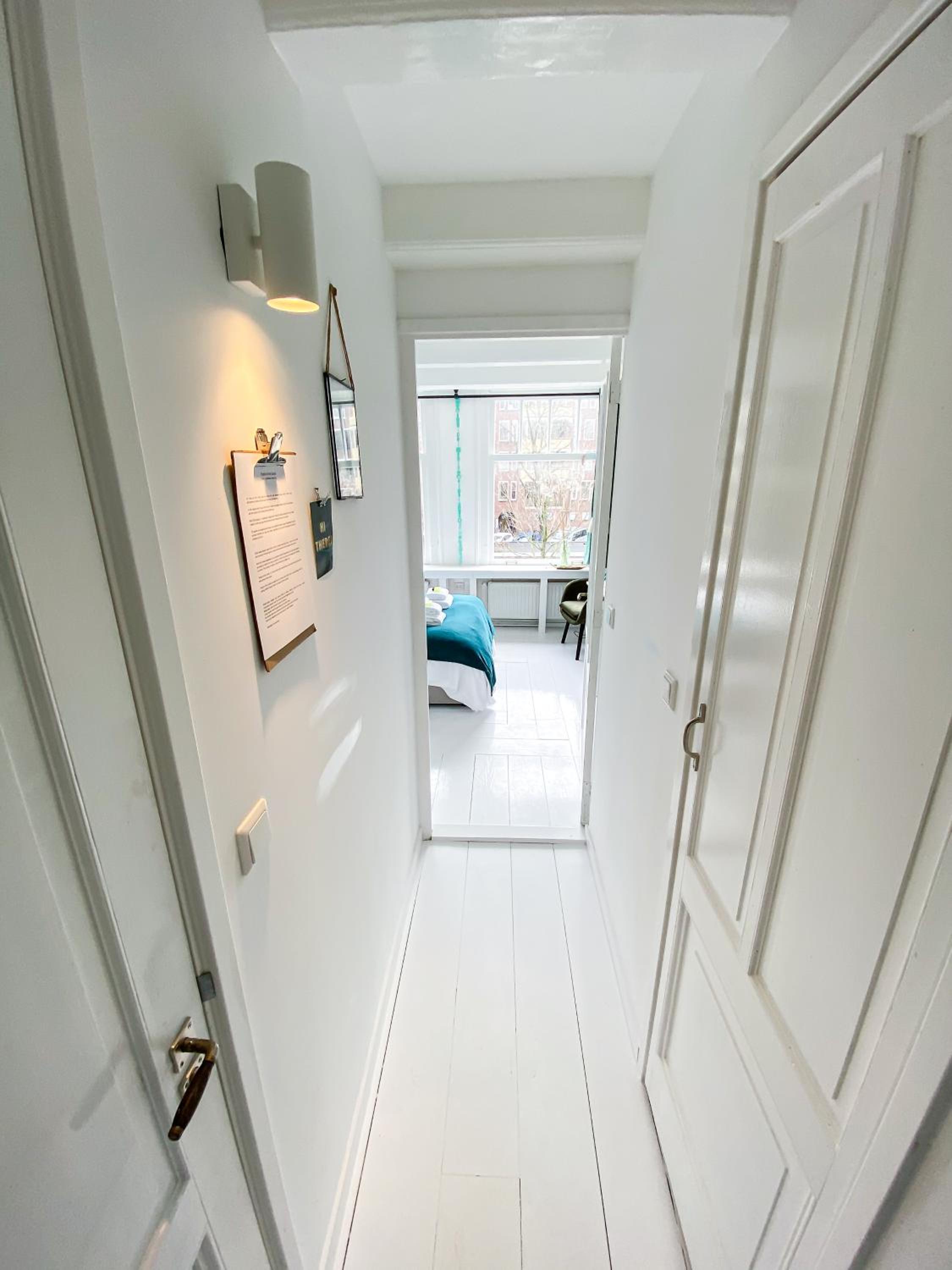 JoyJoyJoy the Green Palm ecolicious studio in a in historic Canalhouse from 1729 with view on the canals
