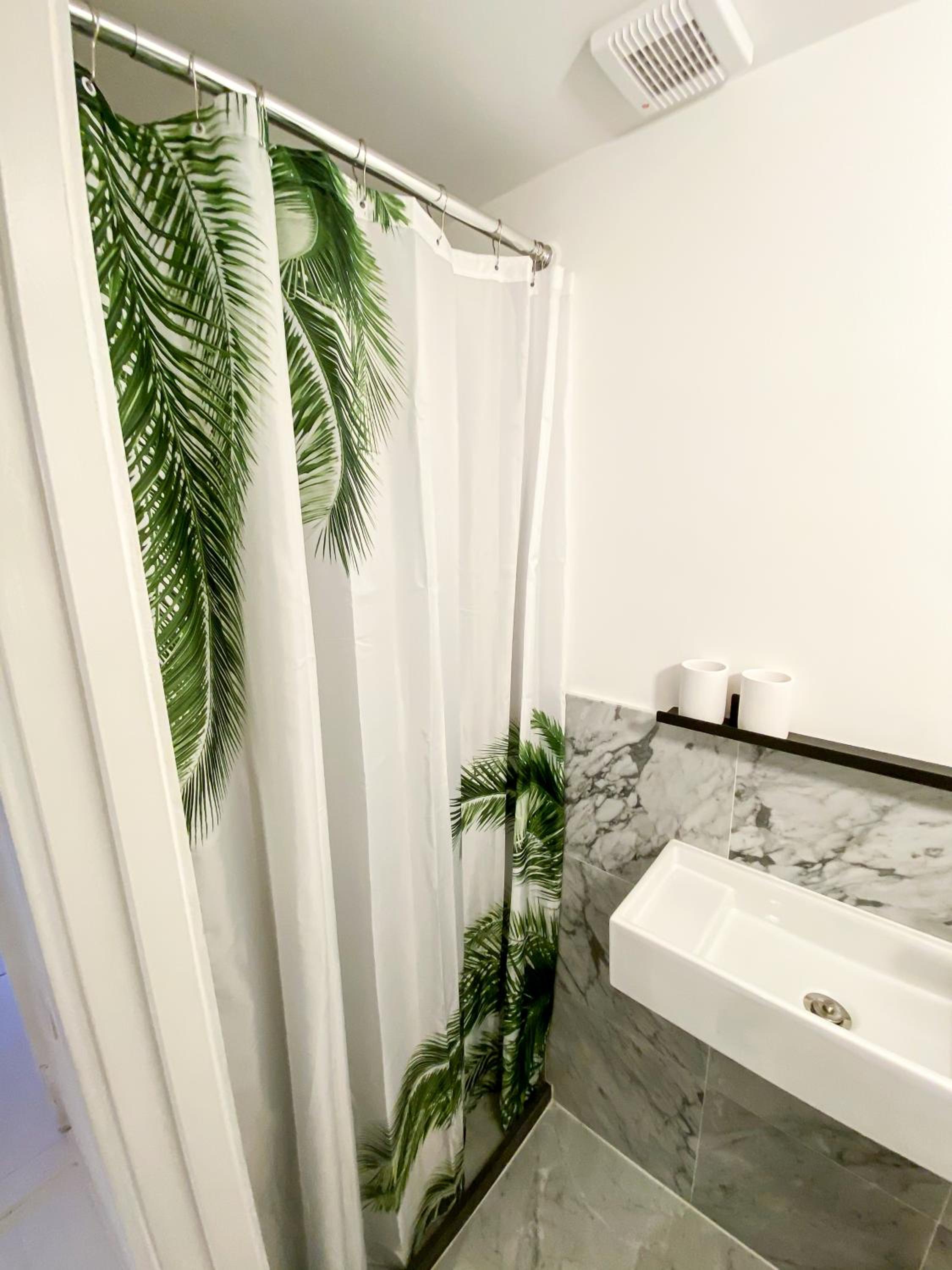 JoyJoyJoy the Green Palm ecolicious studio in a in historic Canalhouse from 1729 with view on the canals