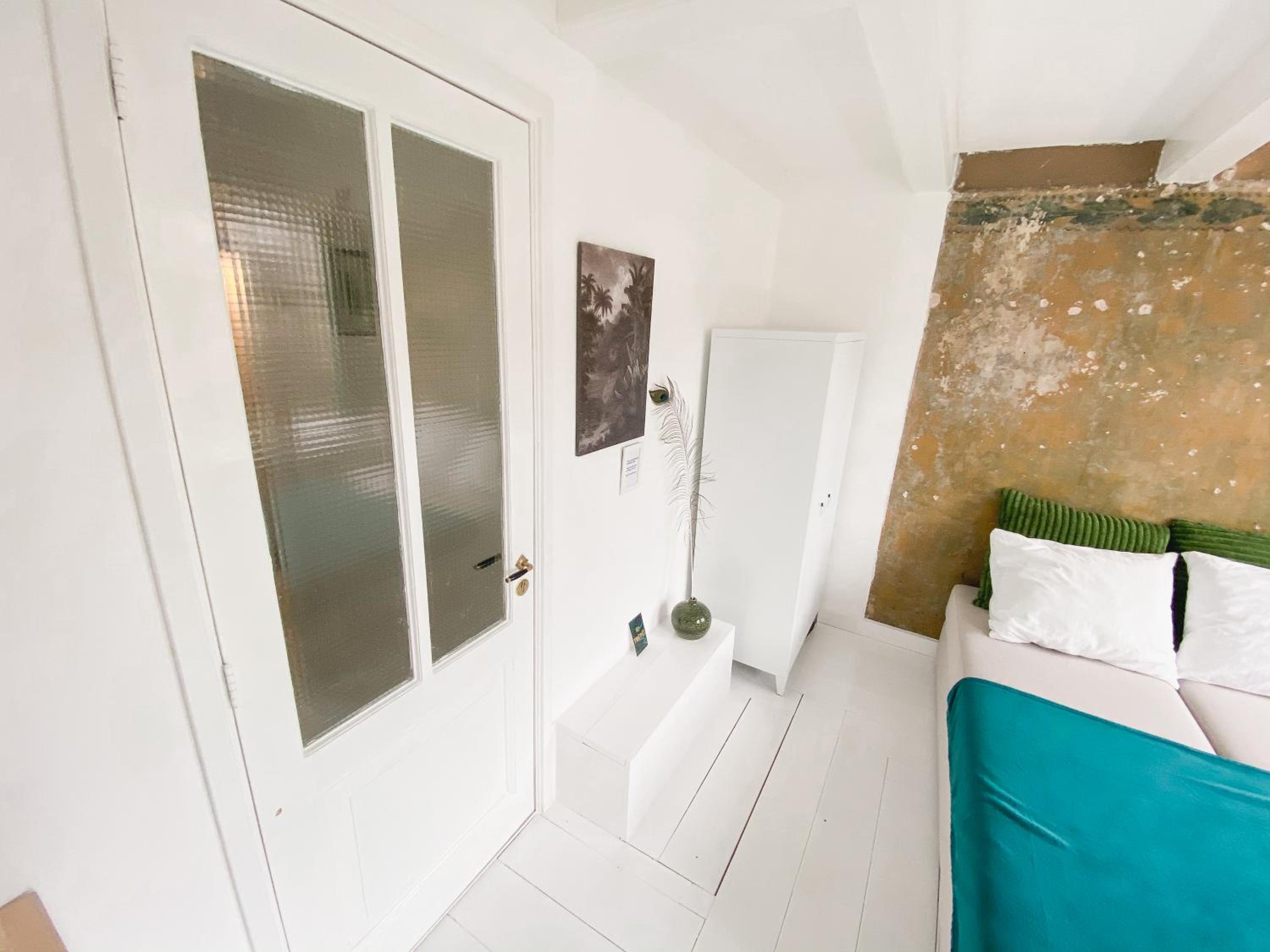 JoyJoyJoy the Green Palm ecolicious studio in a in historic Canalhouse from 1729 with view on the canals