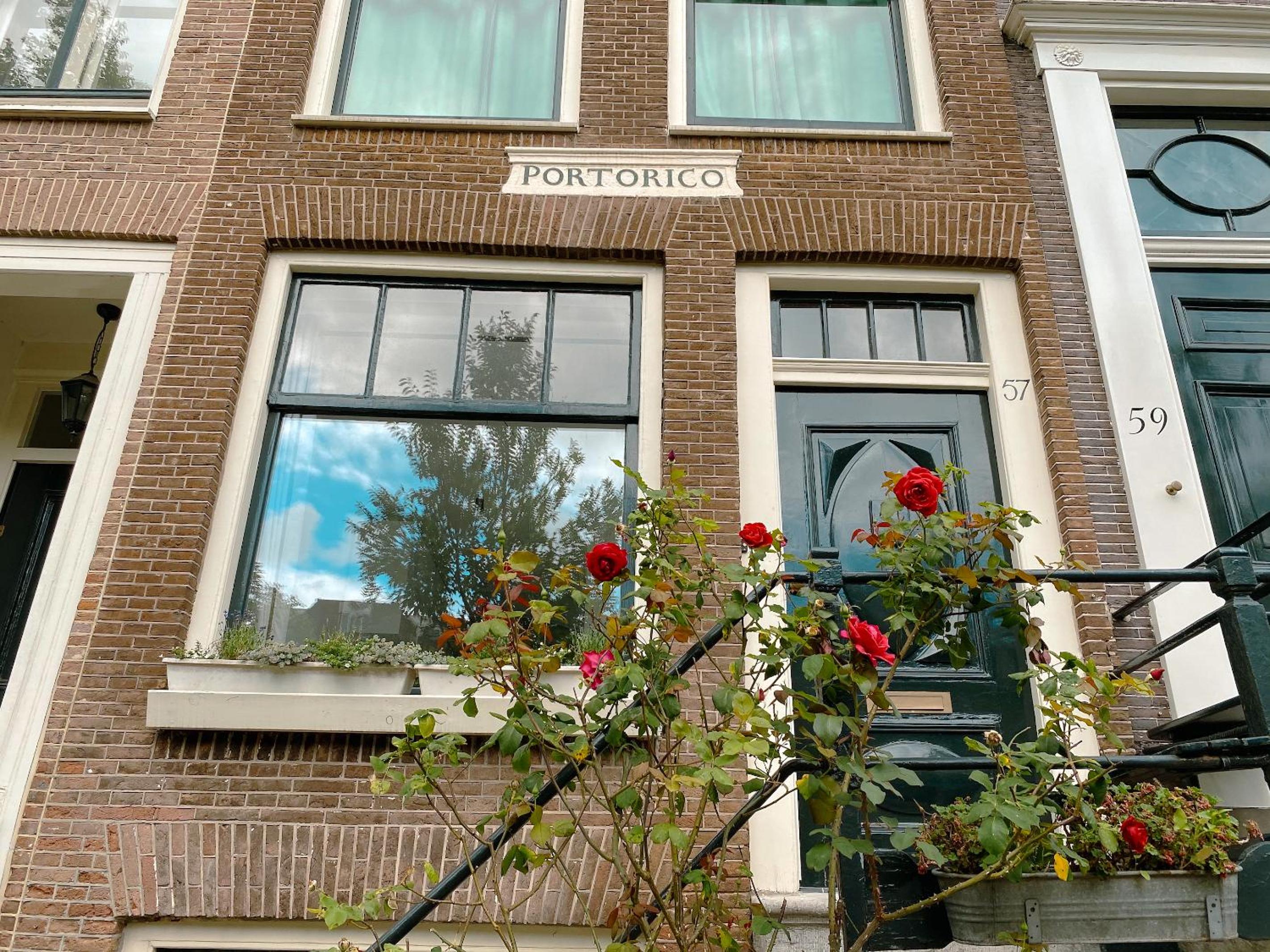 JoyJoyJoy the Green Palm ecolicious studio in a in historic Canalhouse from 1729 with view on the canals