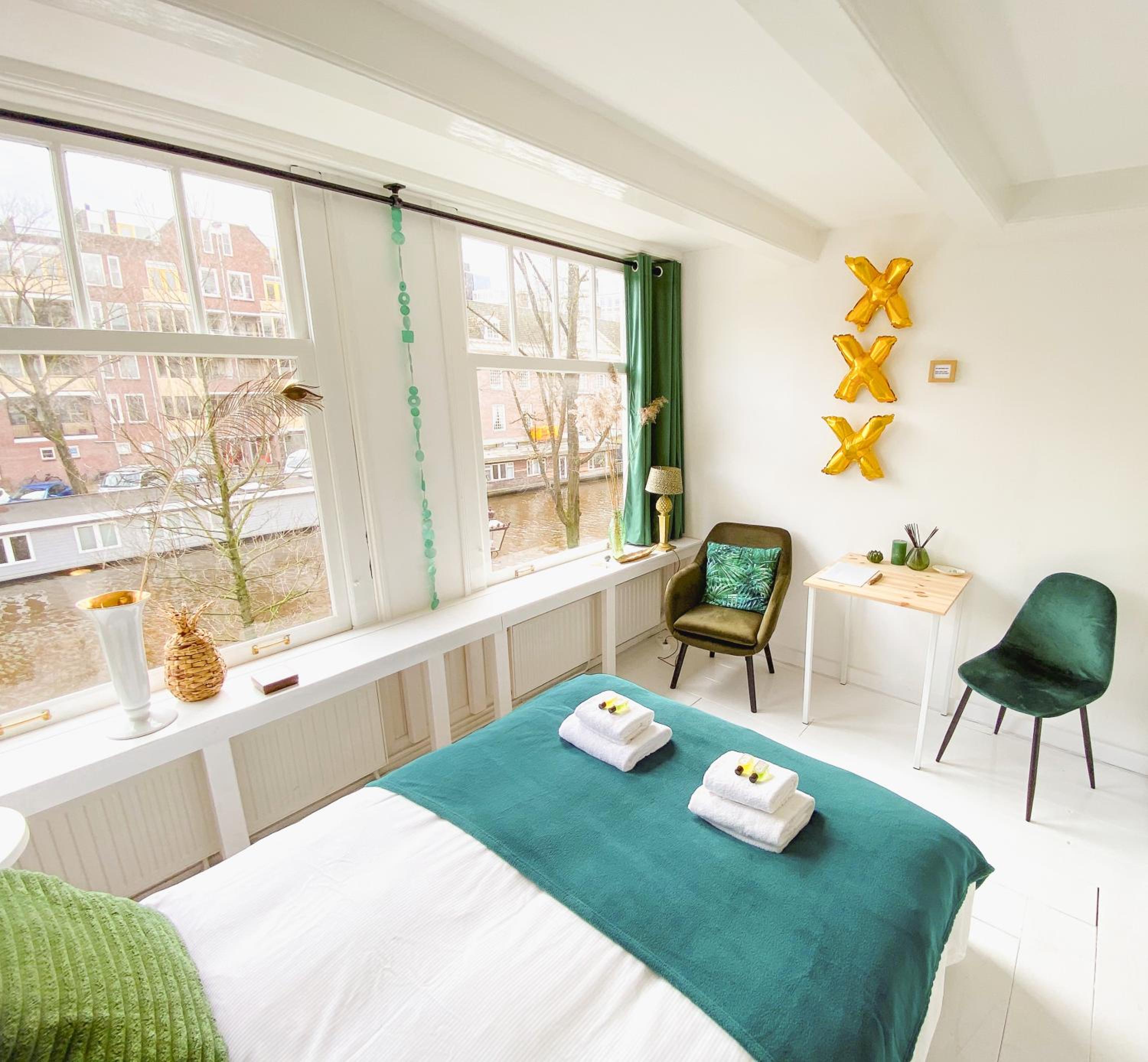 JoyJoyJoy the Green Palm ecolicious studio in a in historic Canalhouse from 1729 with view on the canals