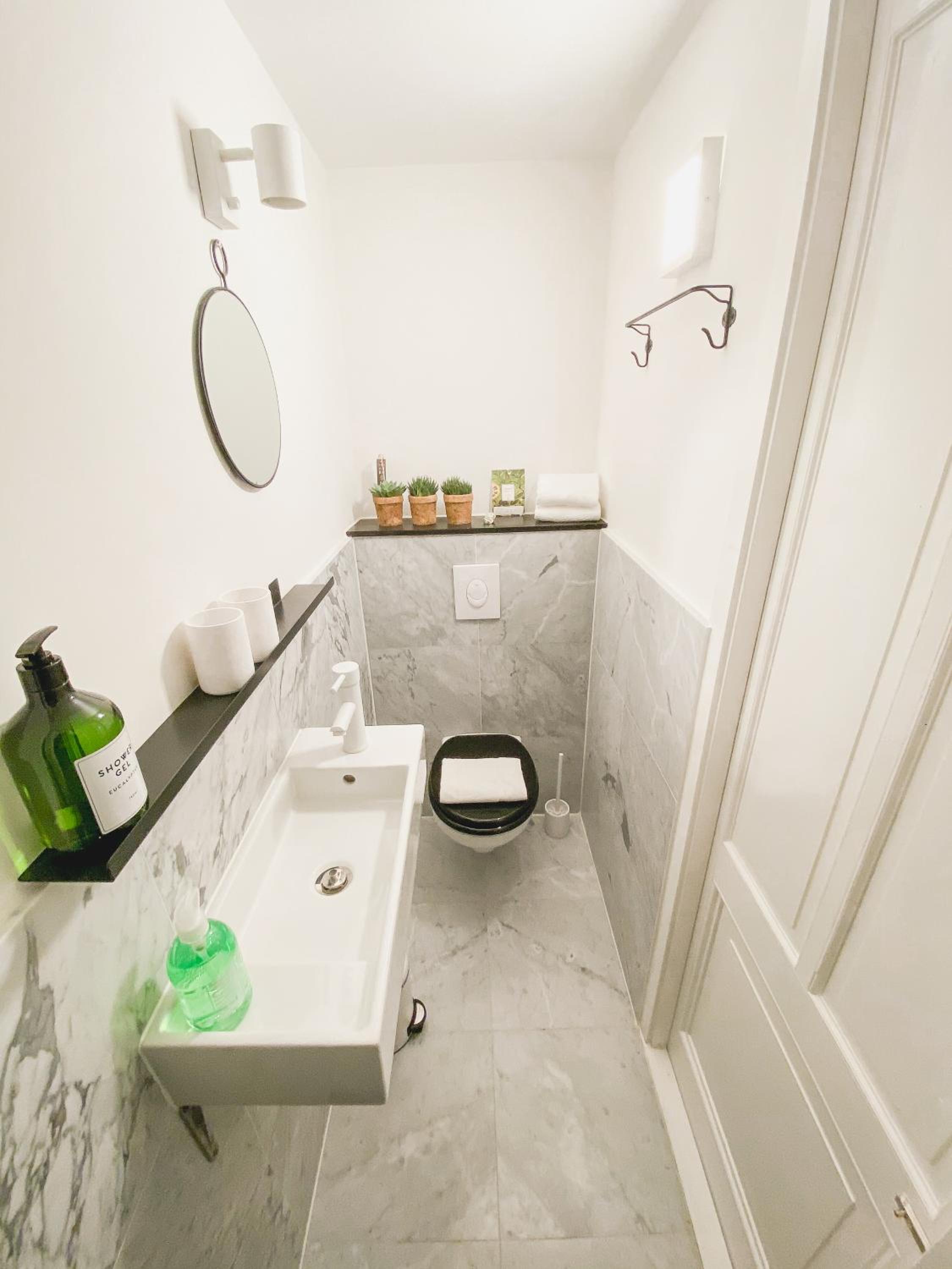 JoyJoyJoy the Green Palm ecolicious studio in a in historic Canalhouse from 1729 with view on the canals