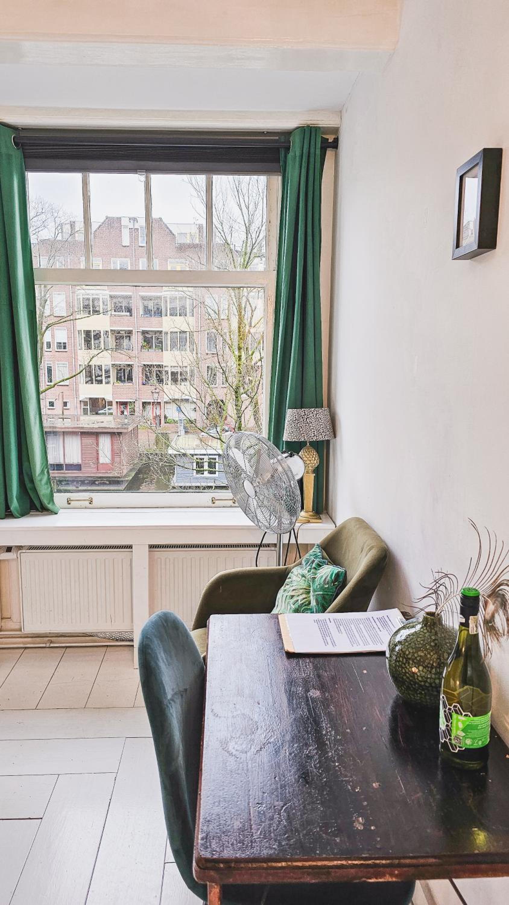 JoyJoyJoy the Green Palm ecolicious studio in a in historic Canalhouse from 1729 with view on the canals