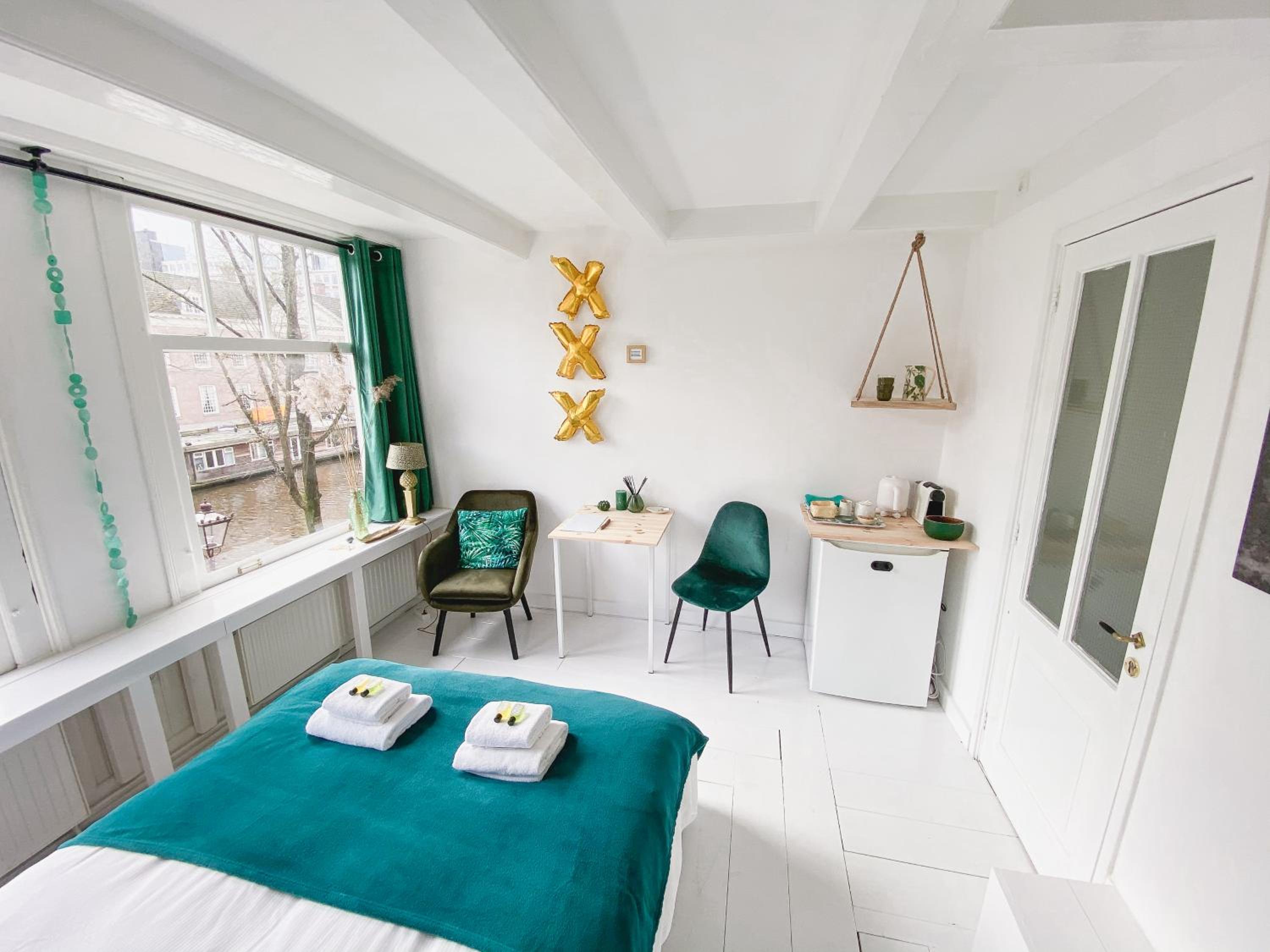 JoyJoyJoy the Green Palm ecolicious studio in a in historic Canalhouse from 1729 with view on the canals