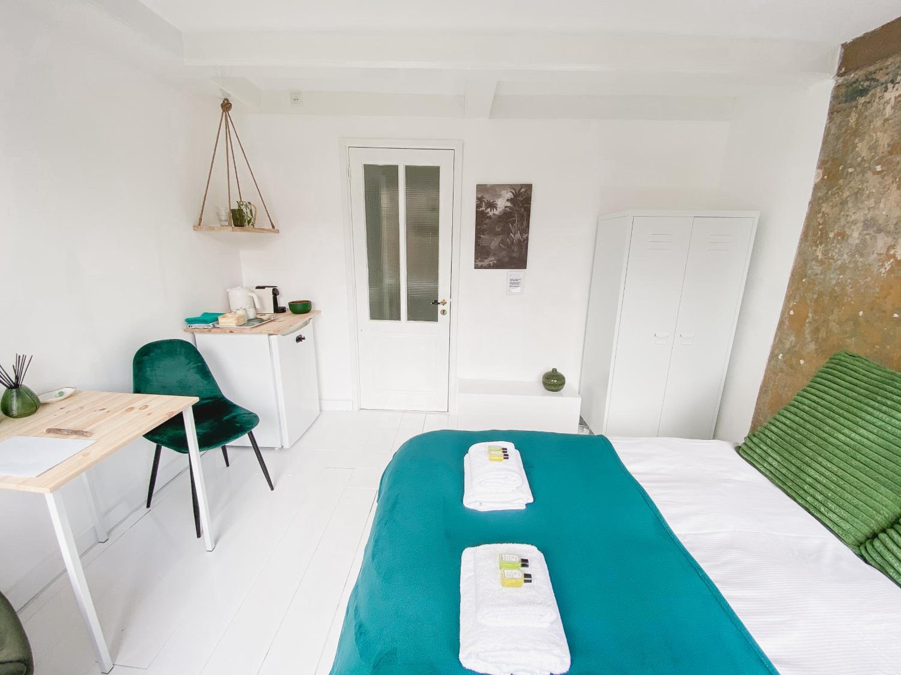 JoyJoyJoy the Green Palm ecolicious studio in a in historic Canalhouse from 1729 with view on the canals