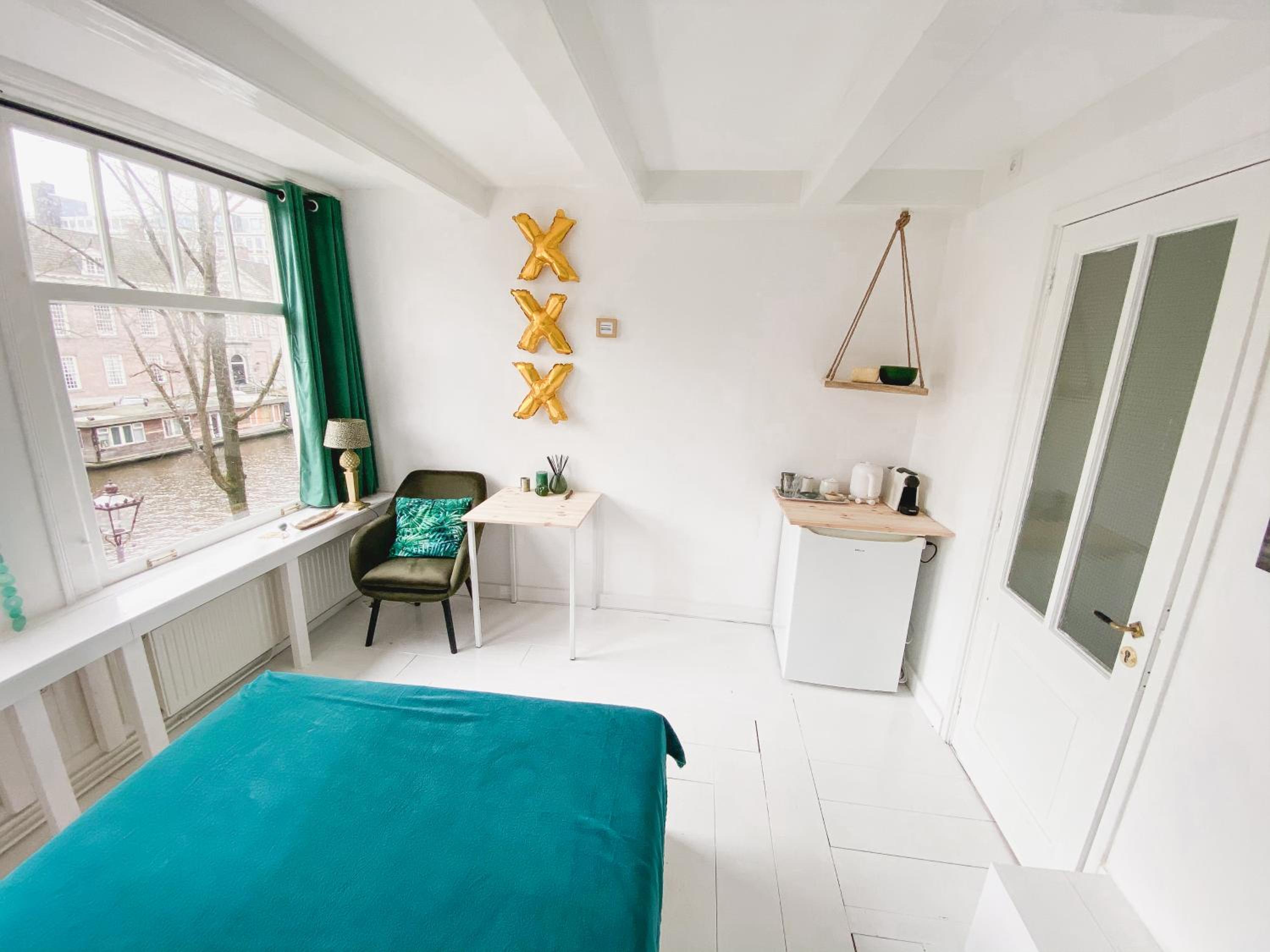 JoyJoyJoy the Green Palm ecolicious studio in a in historic Canalhouse from 1729 with view on the canals