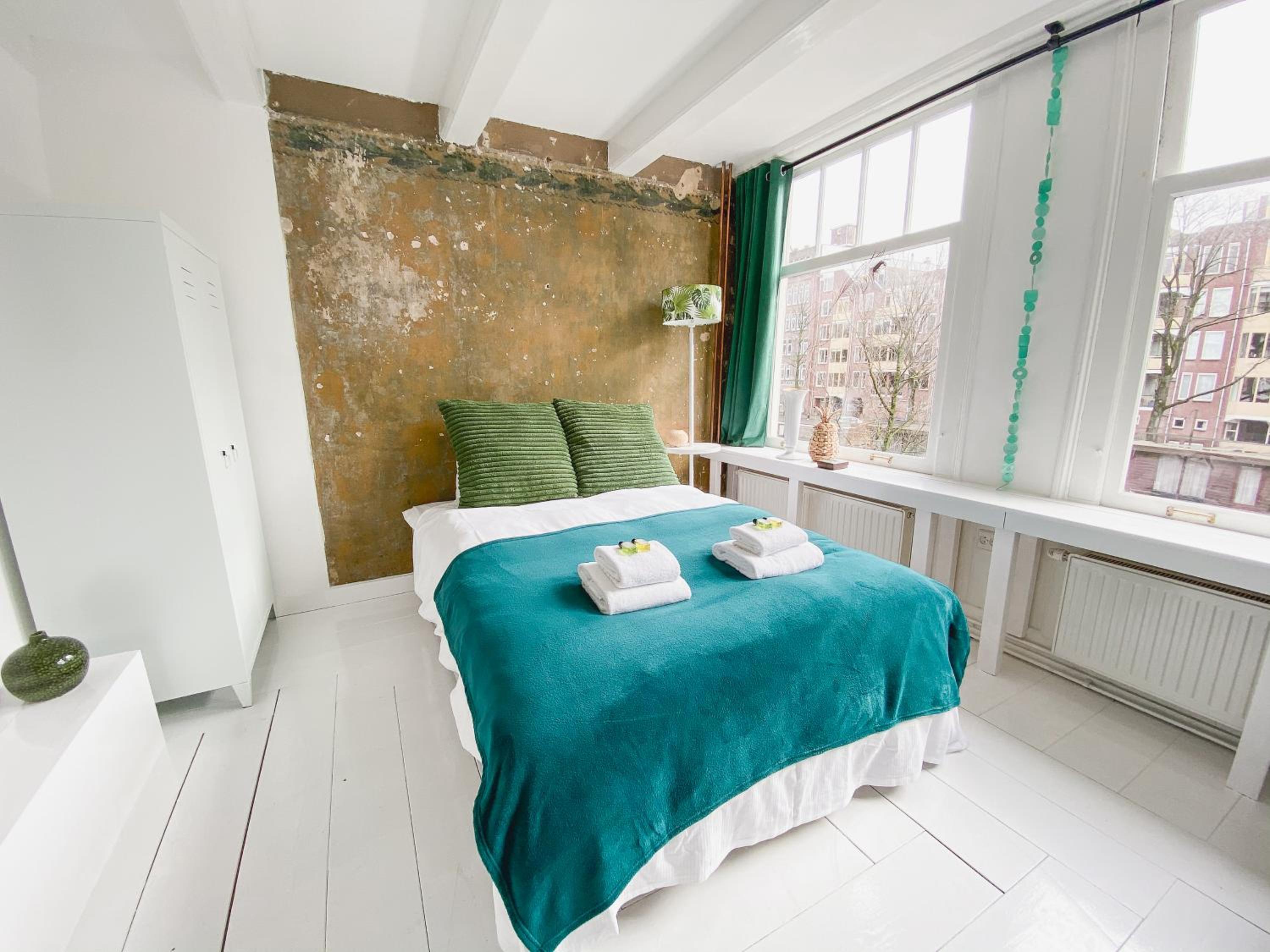 JoyJoyJoy the Green Palm ecolicious studio in a in historic Canalhouse from 1729 with view on the canals