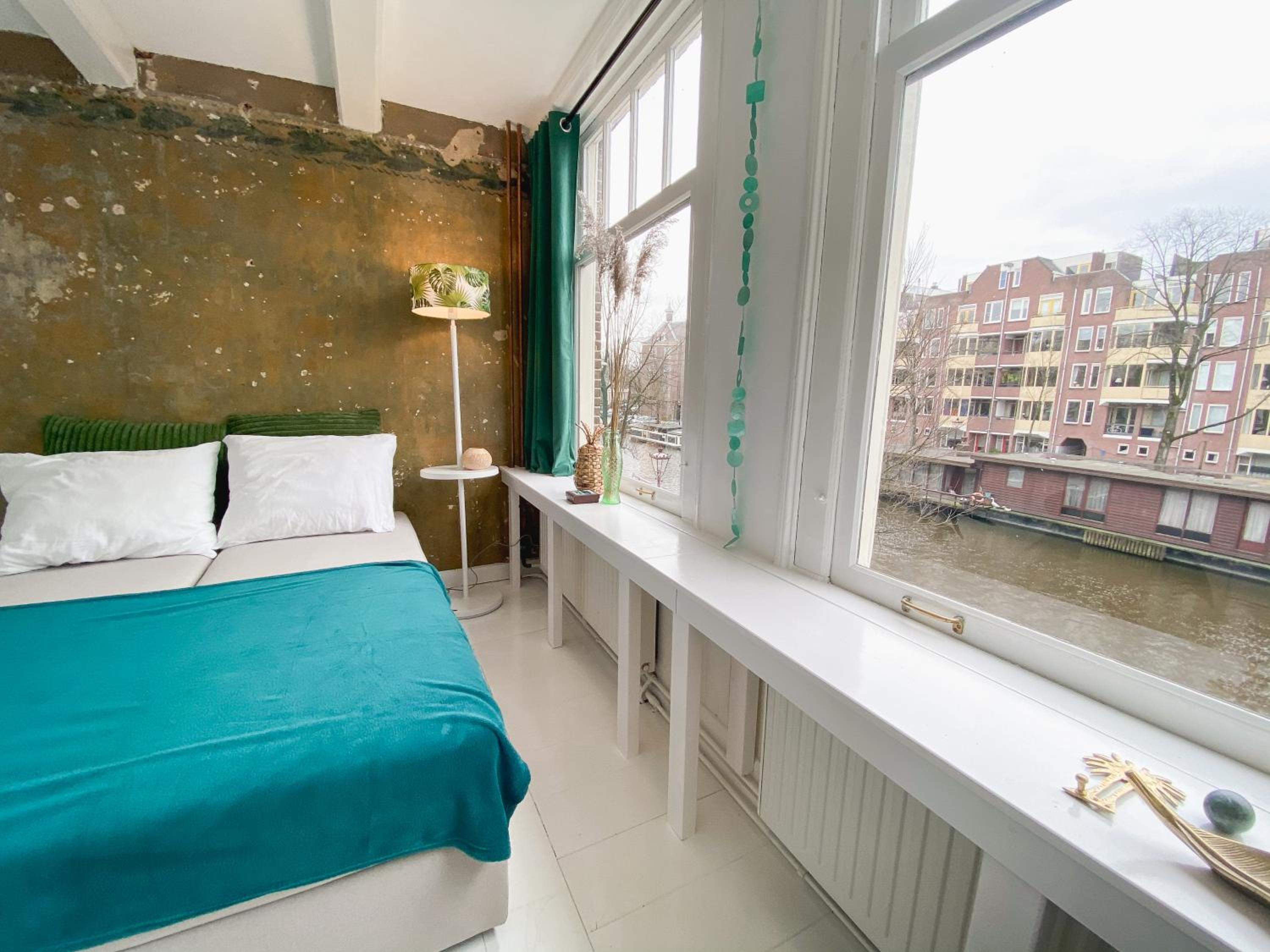 JoyJoyJoy the Green Palm ecolicious studio in a in historic Canalhouse from 1729 with view on the canals