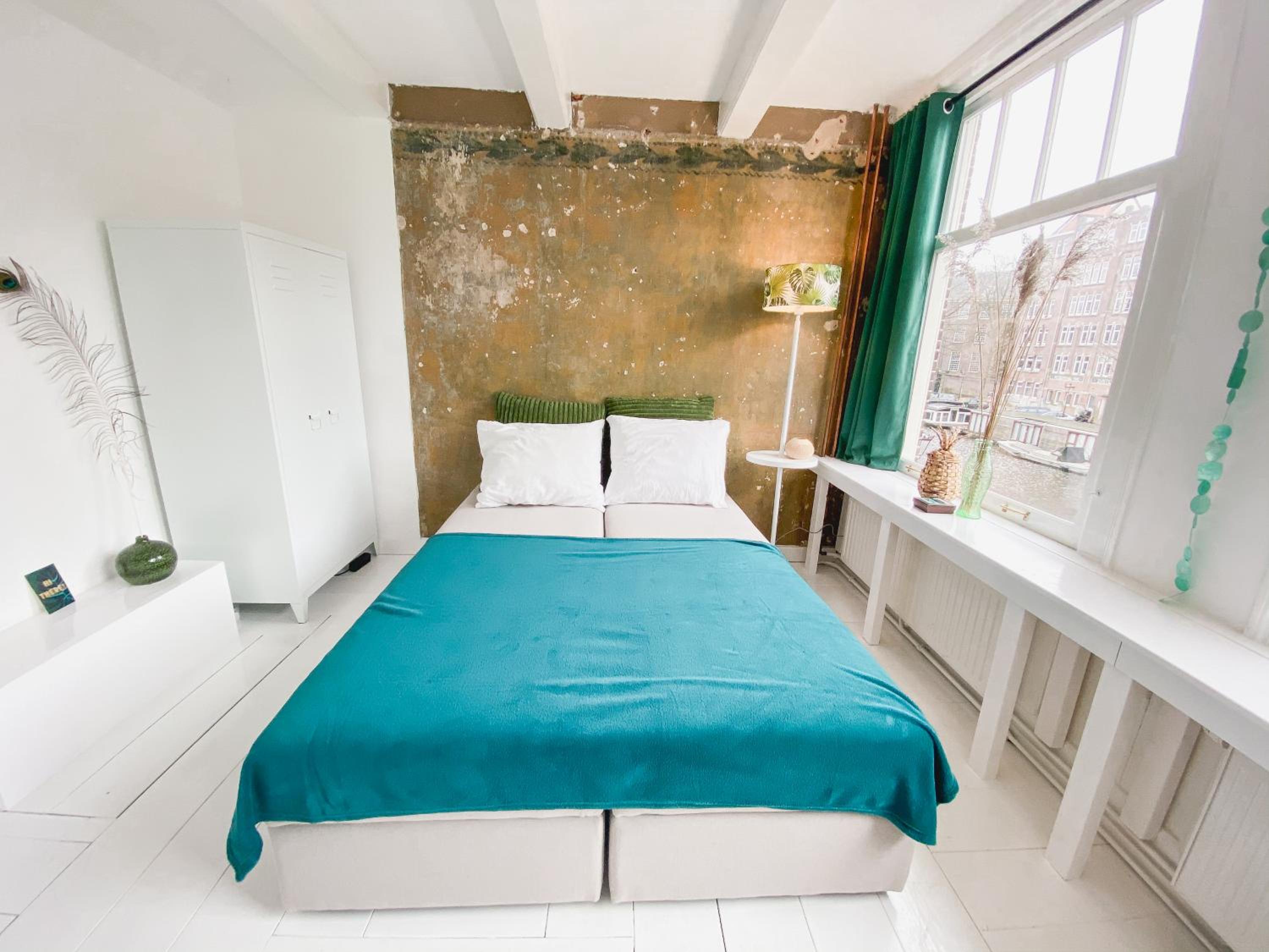 JoyJoyJoy the Green Palm ecolicious studio in a in historic Canalhouse from 1729 with view on the canals