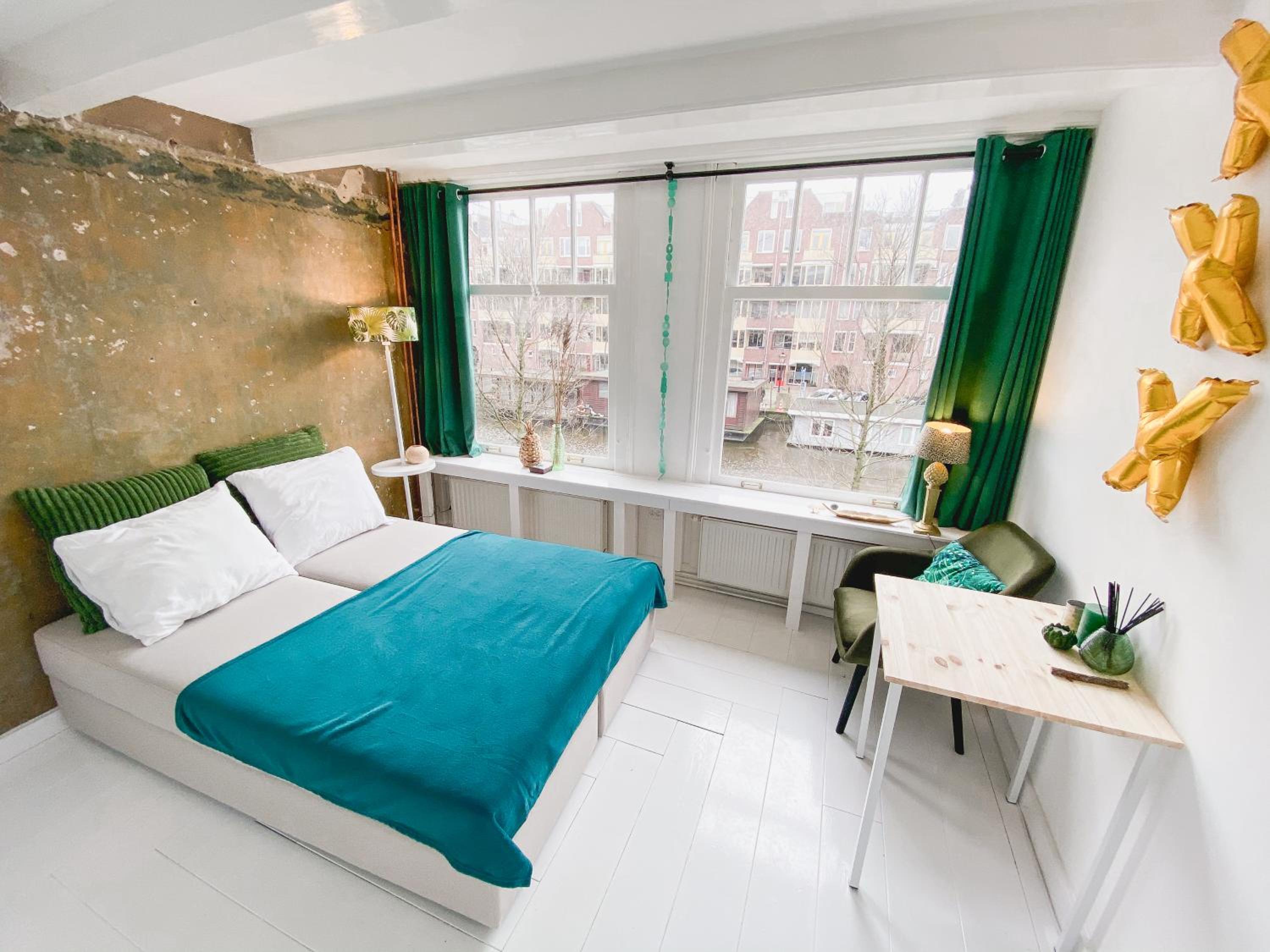 JoyJoyJoy the Green Palm ecolicious studio in a in historic Canalhouse from 1729 with view on the canals