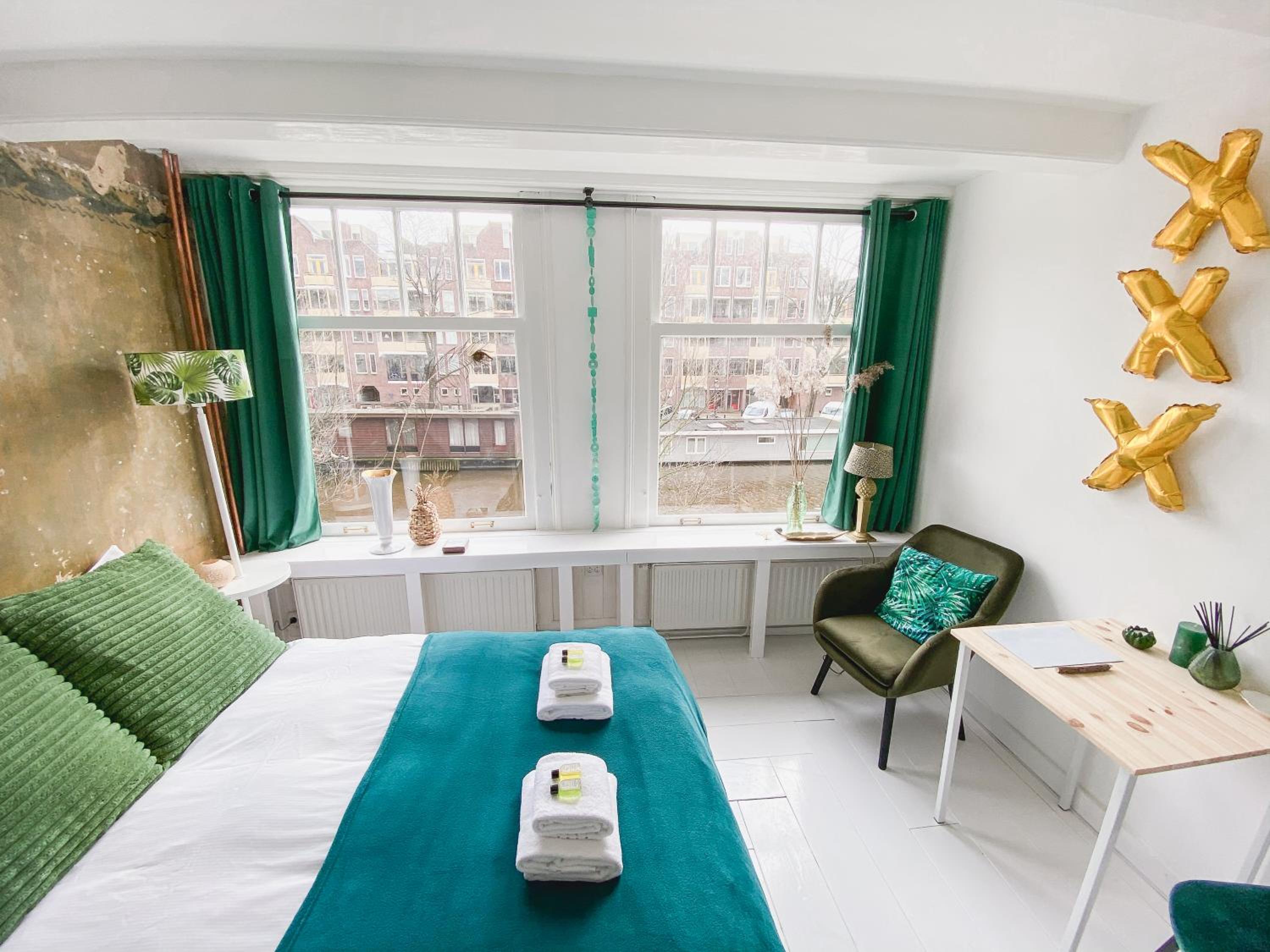JoyJoyJoy the Green Palm ecolicious studio in a in historic Canalhouse from 1729 with view on the canals