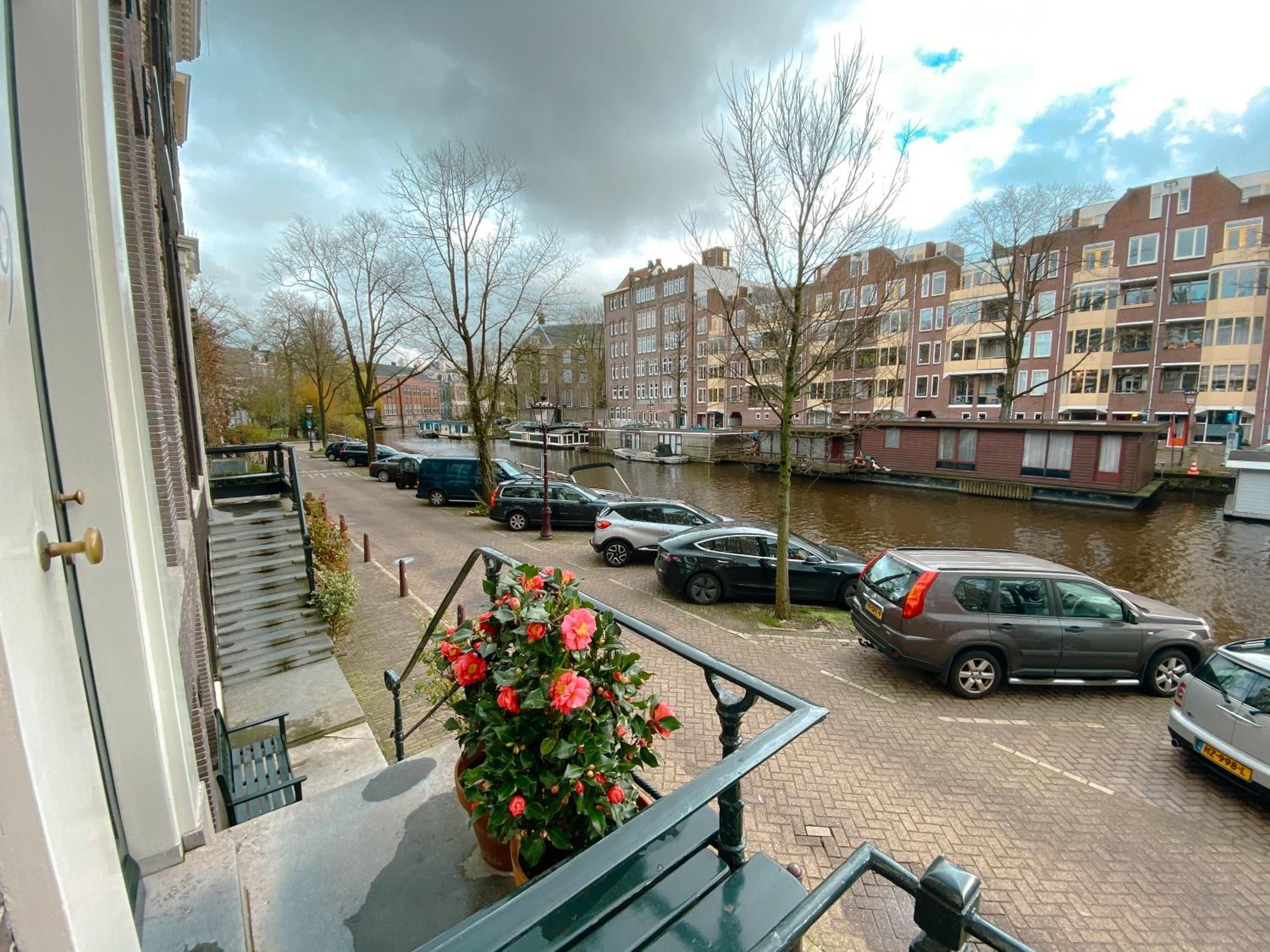 JoyJoyJoy the Green Palm ecolicious studio in a in historic Canalhouse from 1729 with view on the canals