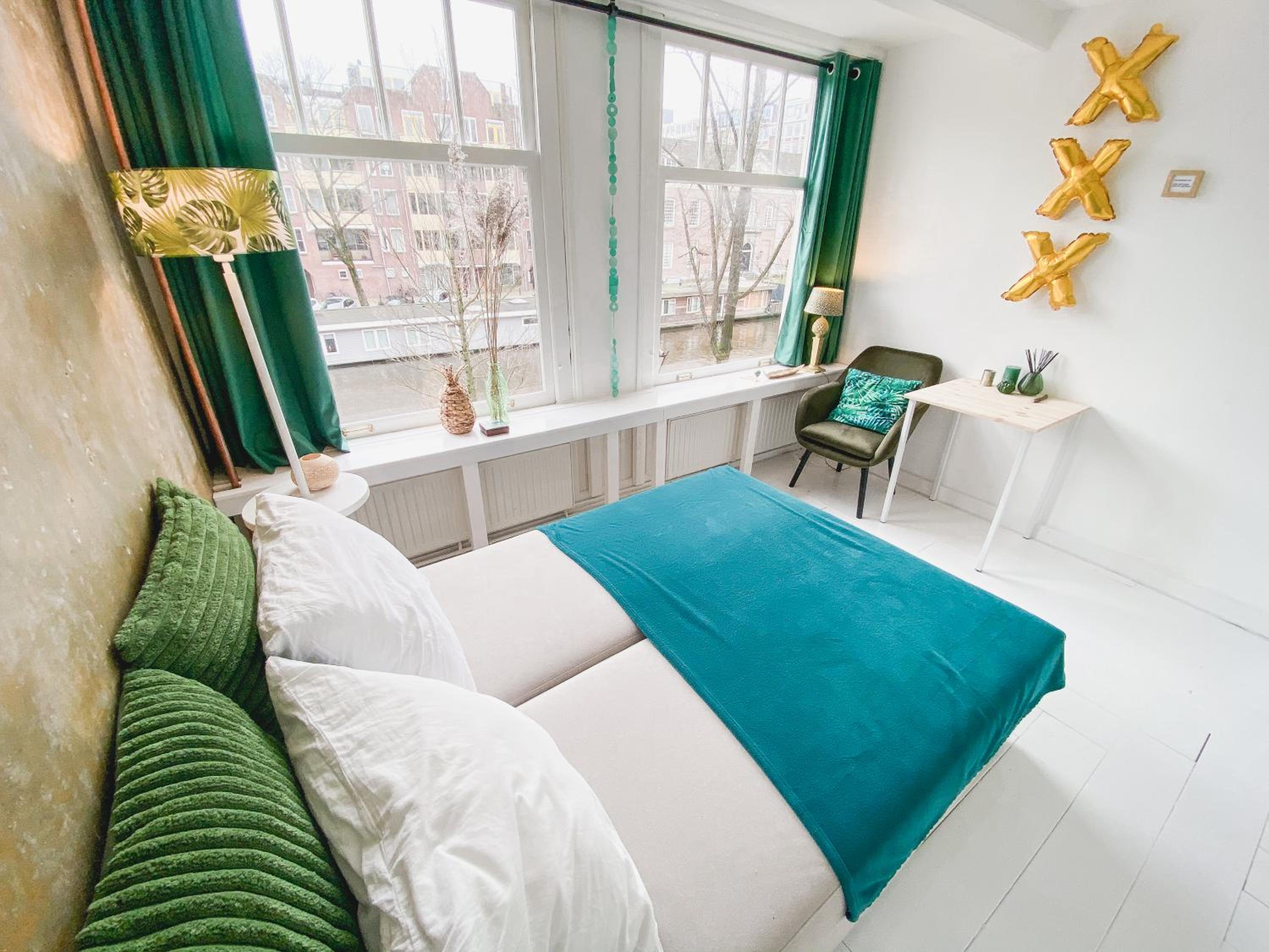 JoyJoyJoy the Green Palm ecolicious studio in a in historic Canalhouse from 1729 with view on the canals