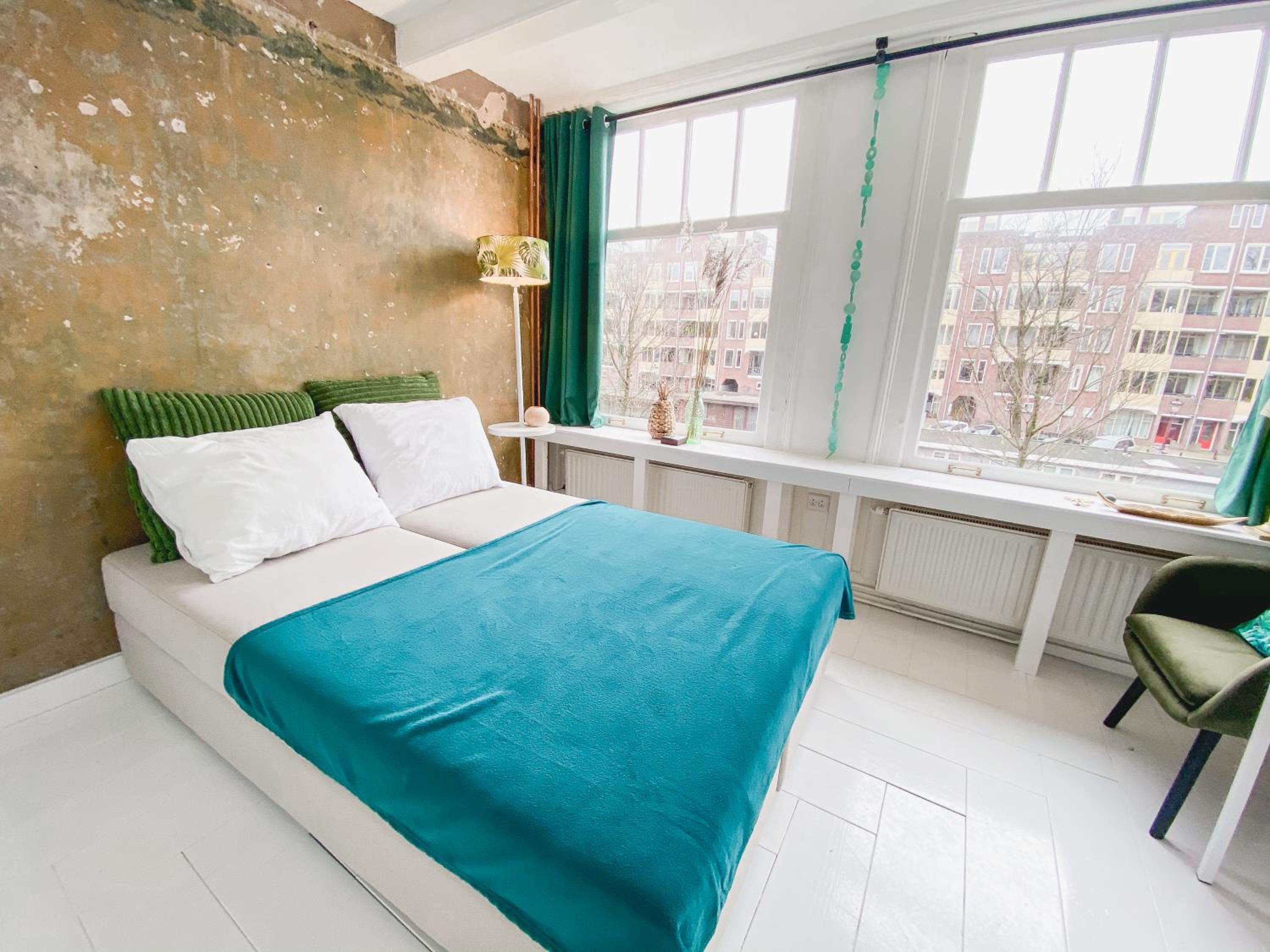 JoyJoyJoy the Green Palm ecolicious studio in a in historic Canalhouse from 1729 with view on the canals