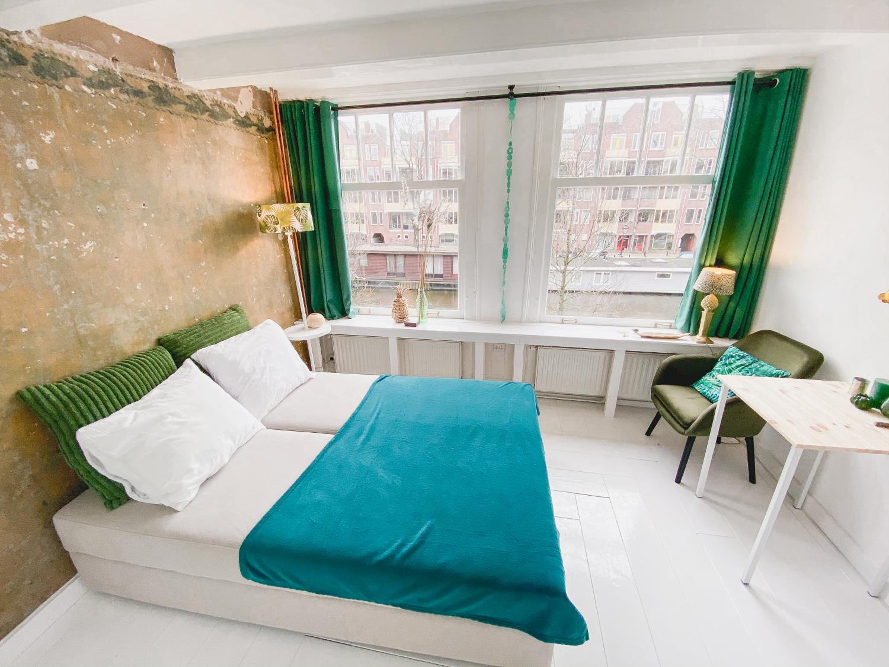 JoyJoyJoy the Green Palm ecolicious studio in a in historic Canalhouse from 1729 with view on the canals