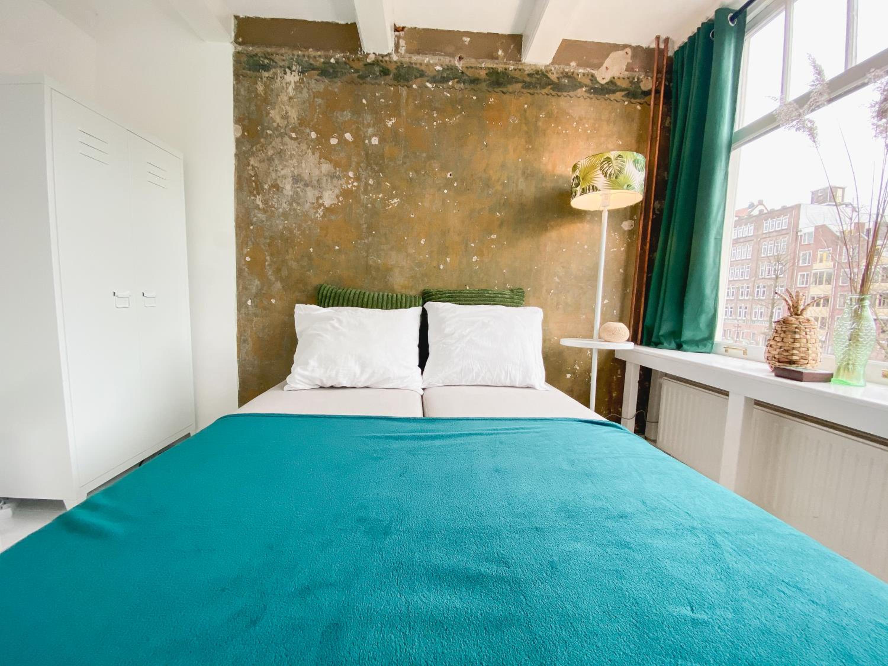 JoyJoyJoy the Green Palm ecolicious studio in a in historic Canalhouse from 1729 with view on the canals