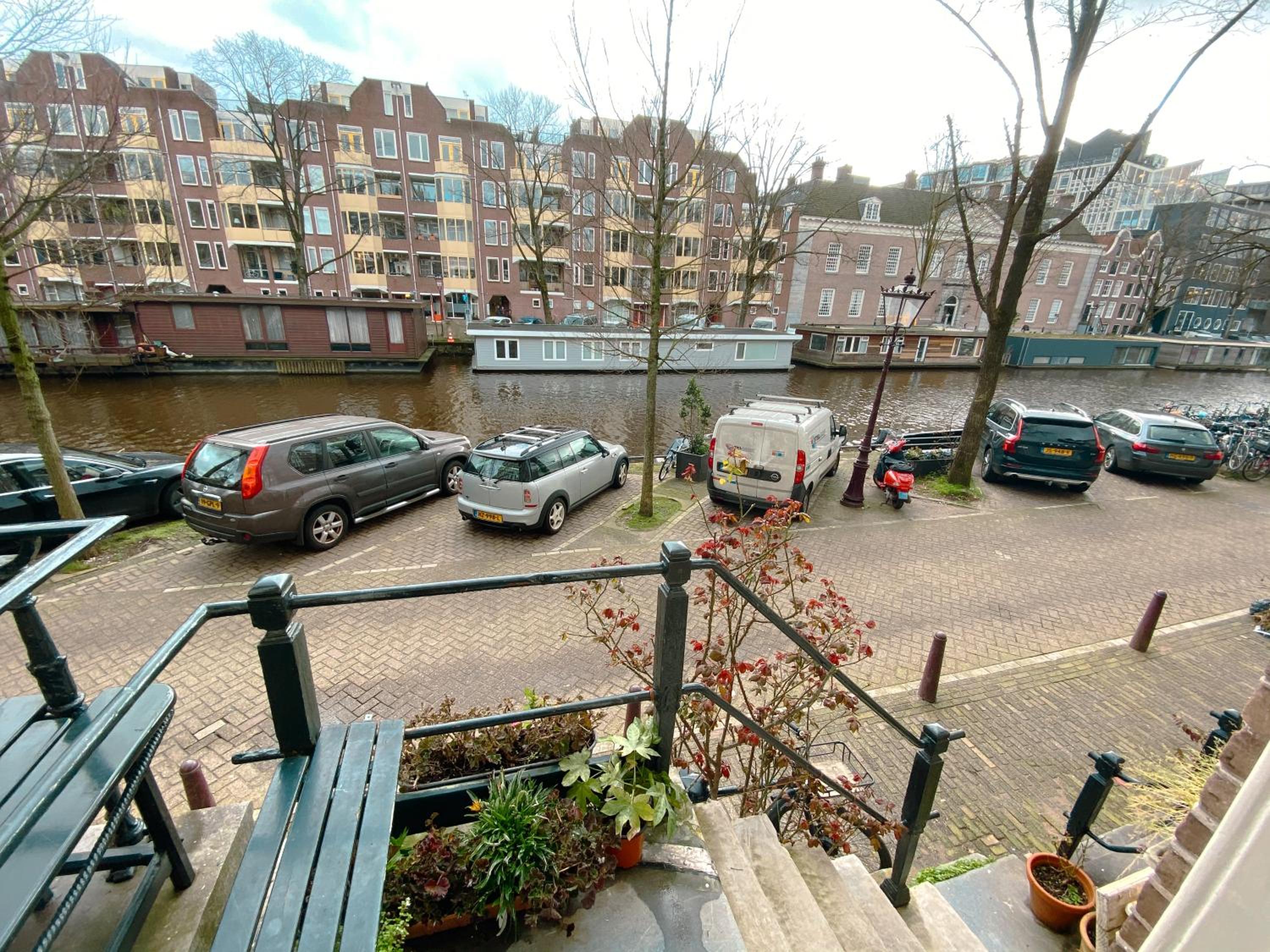 JoyJoyJoy the Green Palm ecolicious studio in a in historic Canalhouse from 1729 with view on the canals