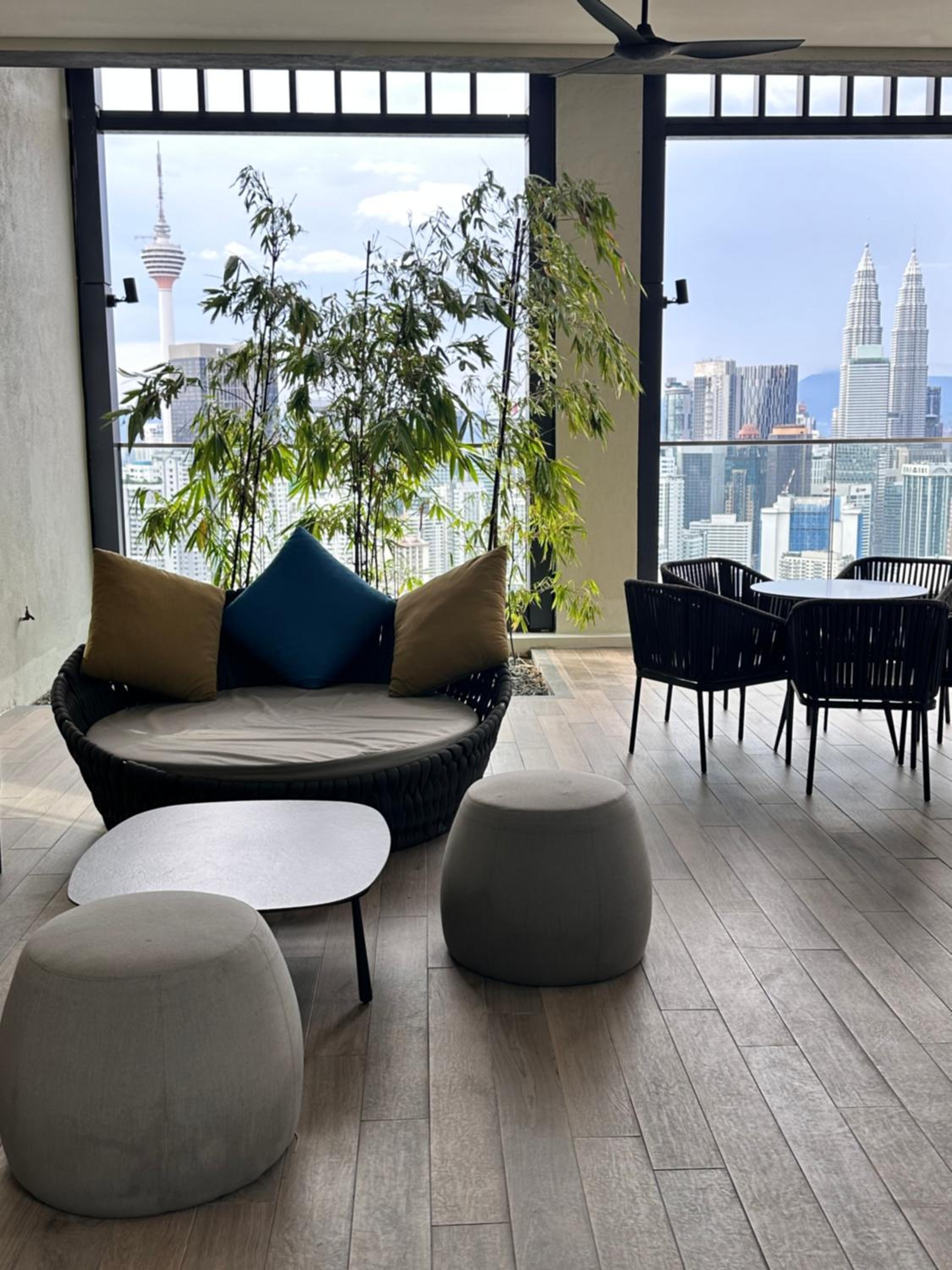LUCENTIA RESIDENCE HOLYDAY IN Kl