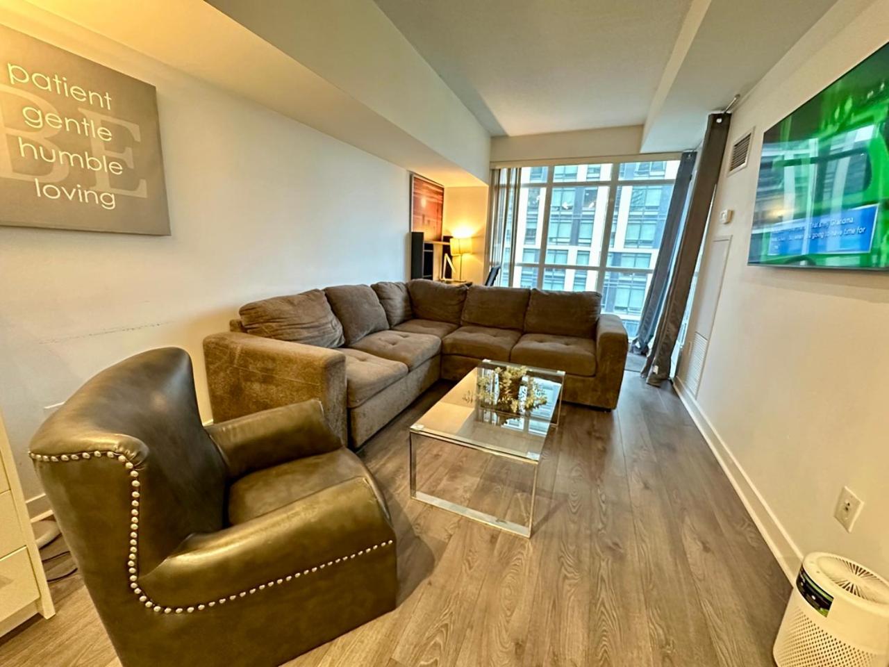 1Bdrm plus den with 2 real beds plus sofabed & Terrace & parking