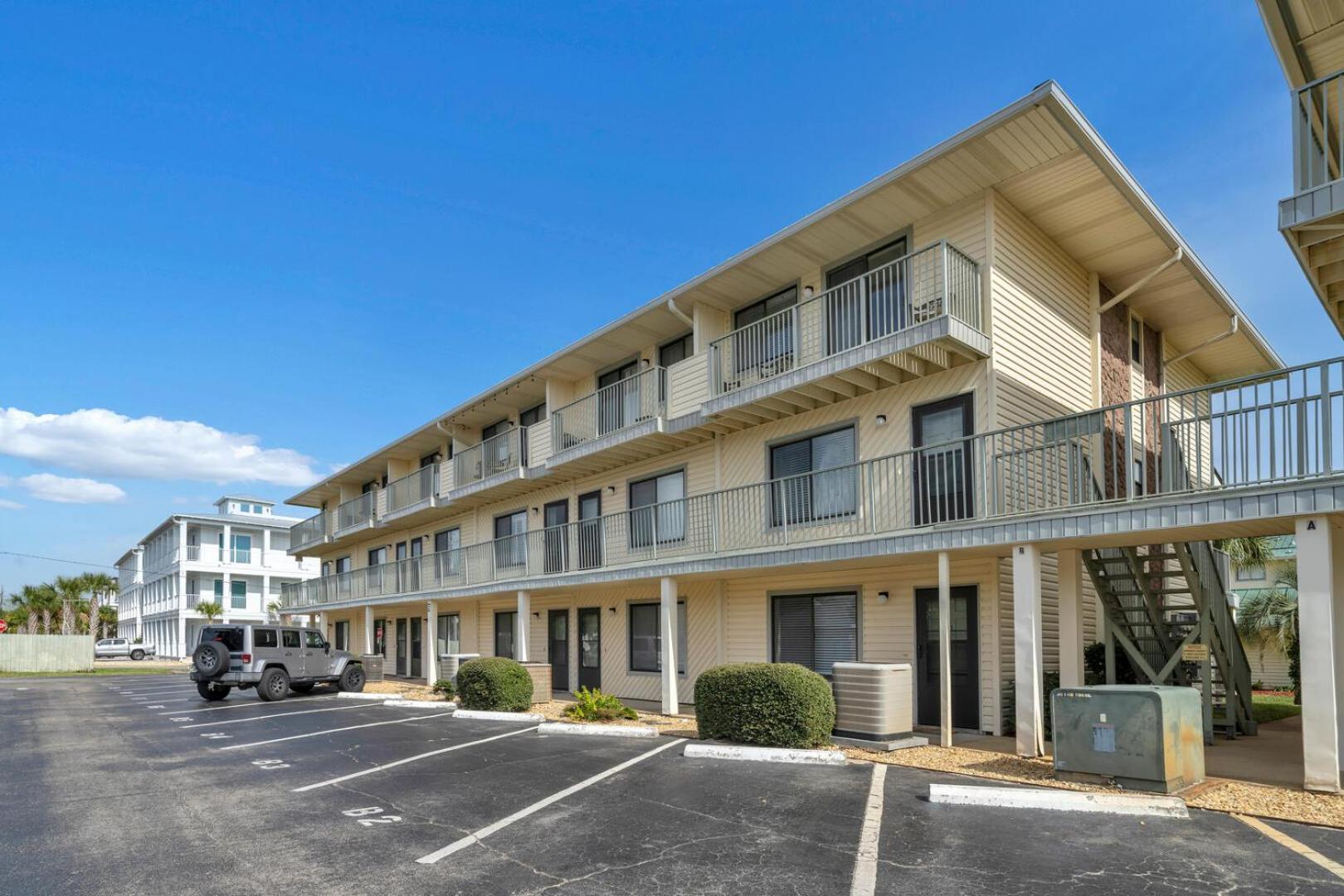 Sandprints II B-1 sleeps 4 close to beach view 3
