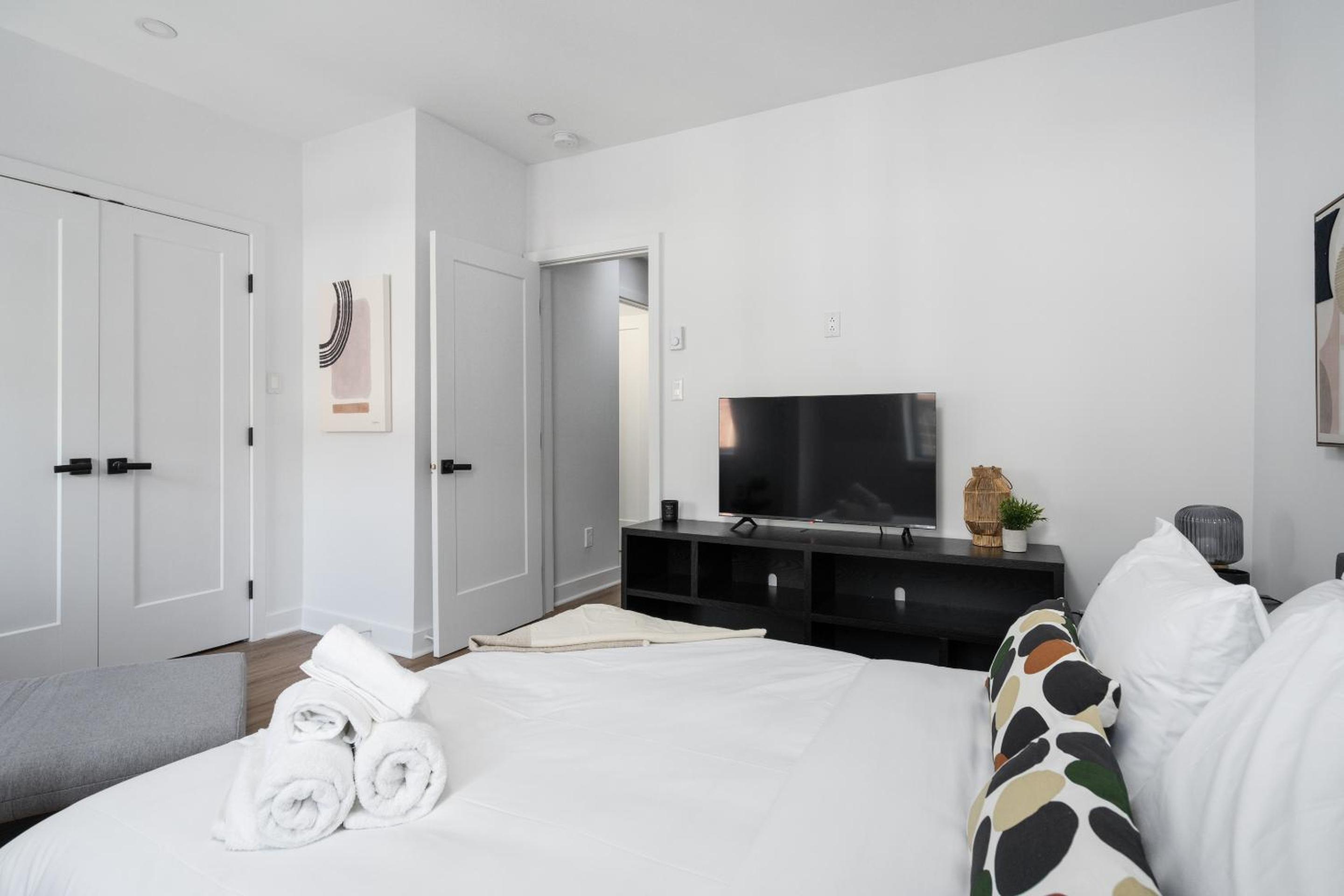 Boutique 4BR Luxury Residence 2 Floors Mile-End St-Laurent