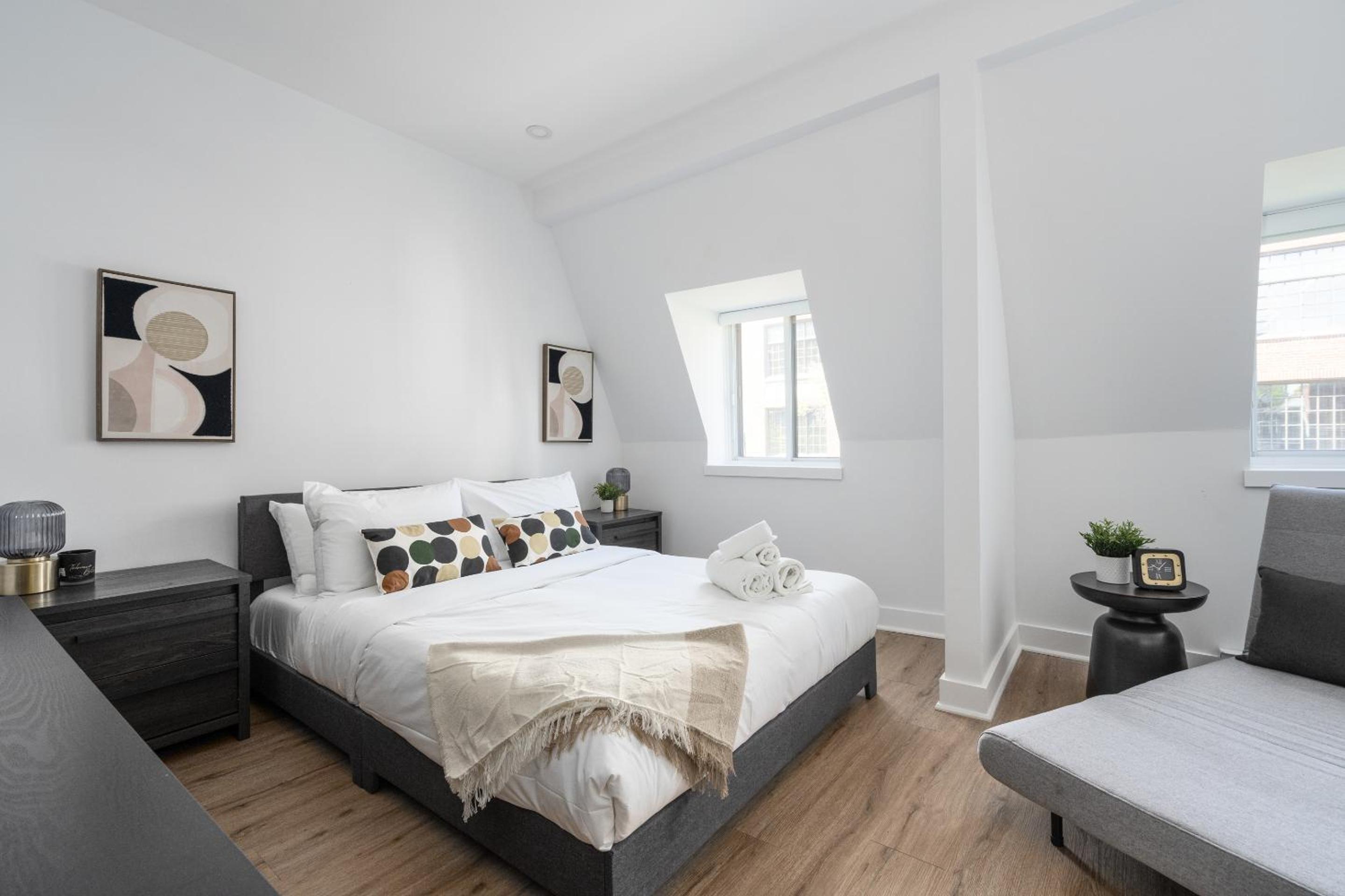 Boutique 4BR Luxury Residence 2 Floors Mile-End St-Laurent