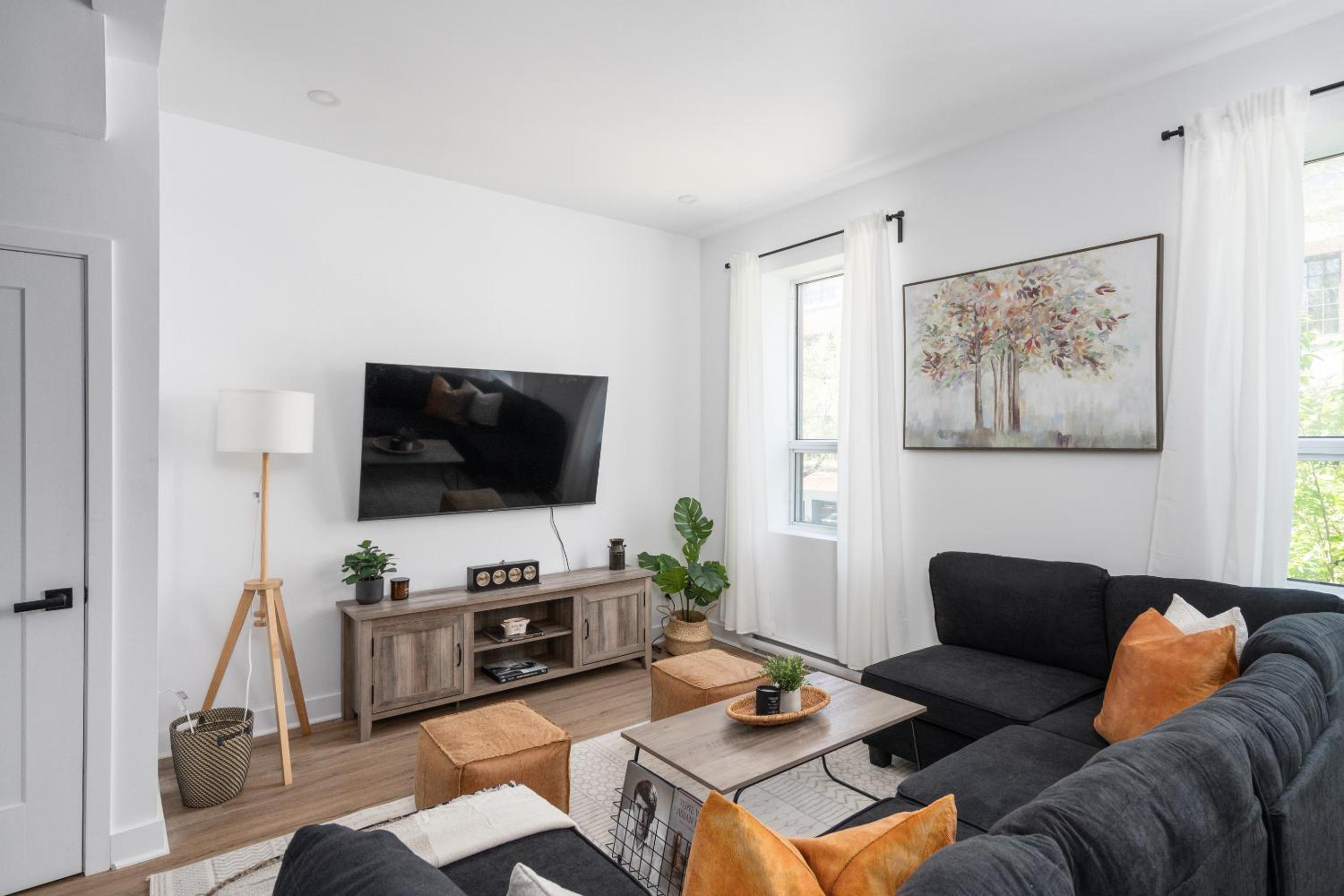 Boutique 4BR Luxury Residence 2 Floors Mile-End St-Laurent