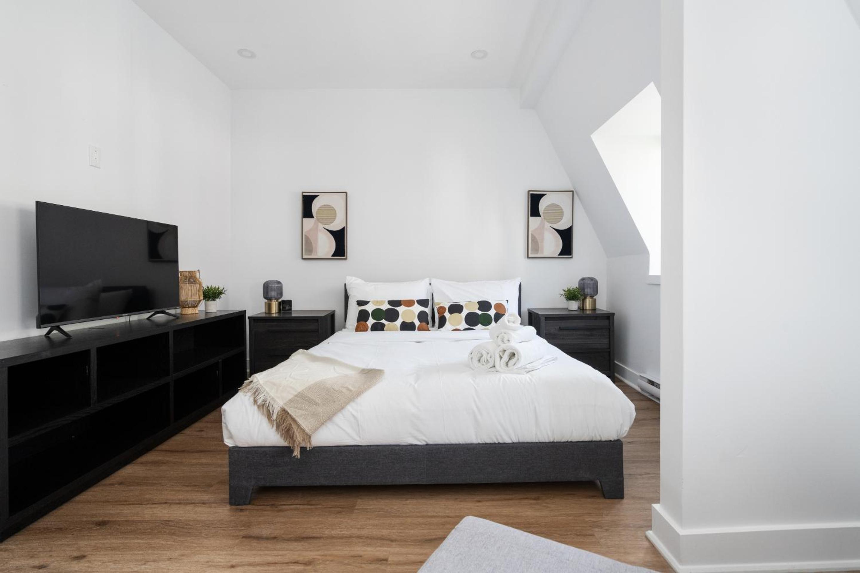 Boutique 4BR Luxury Residence 2 Floors Mile-End St-Laurent
