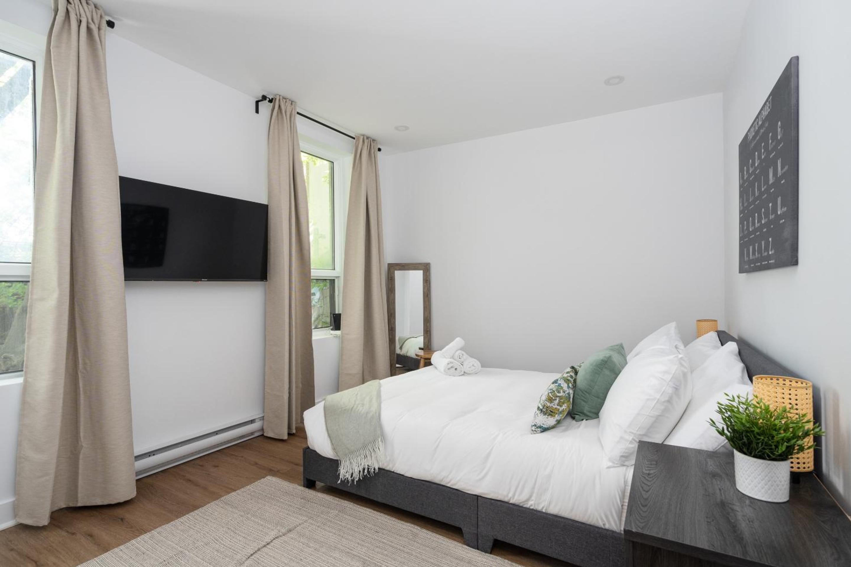 Boutique 4BR Luxury Residence 2 Floors Mile-End St-Laurent