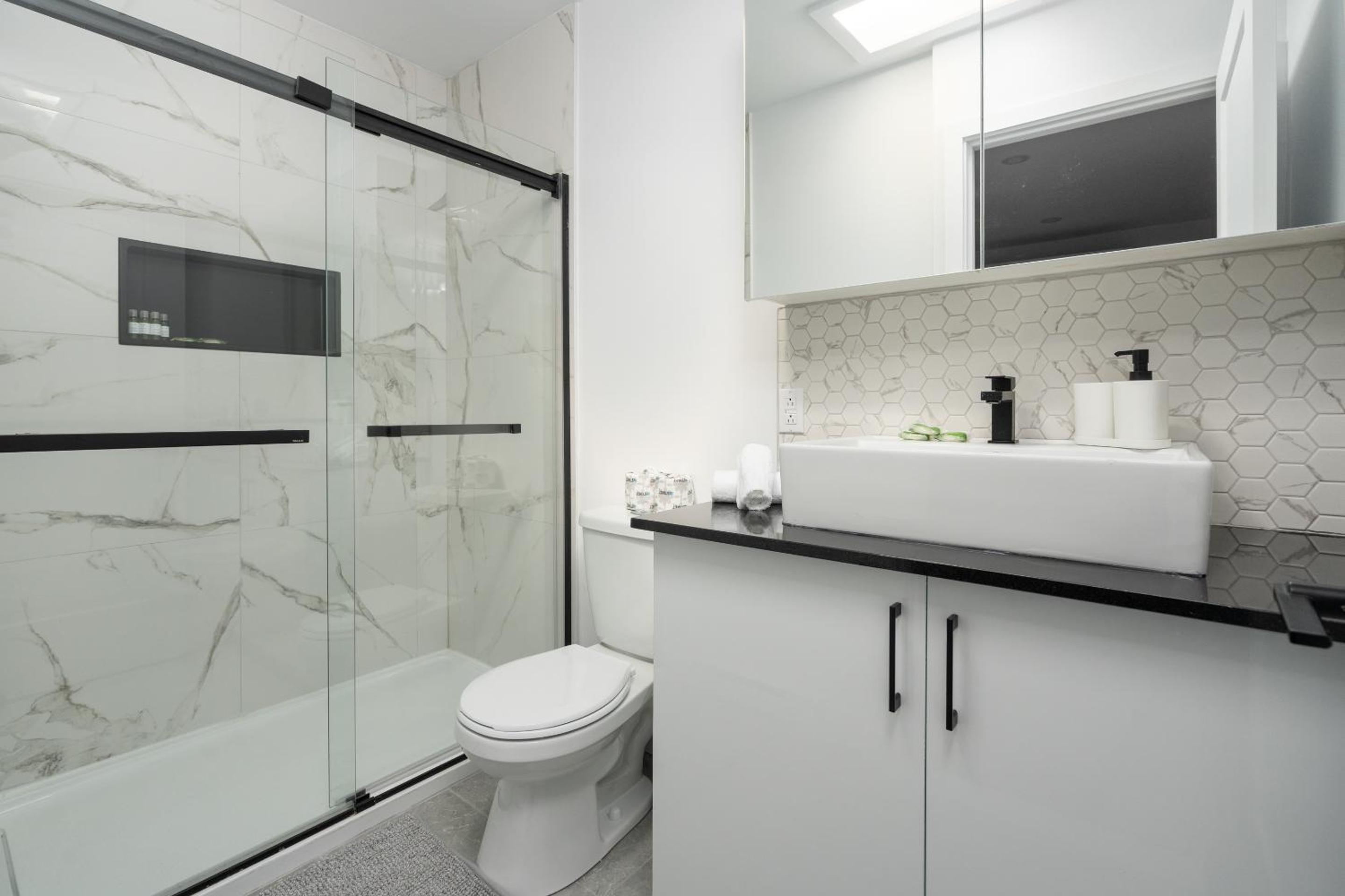 Boutique 4BR Luxury Residence 2 Floors Mile-End St-Laurent
