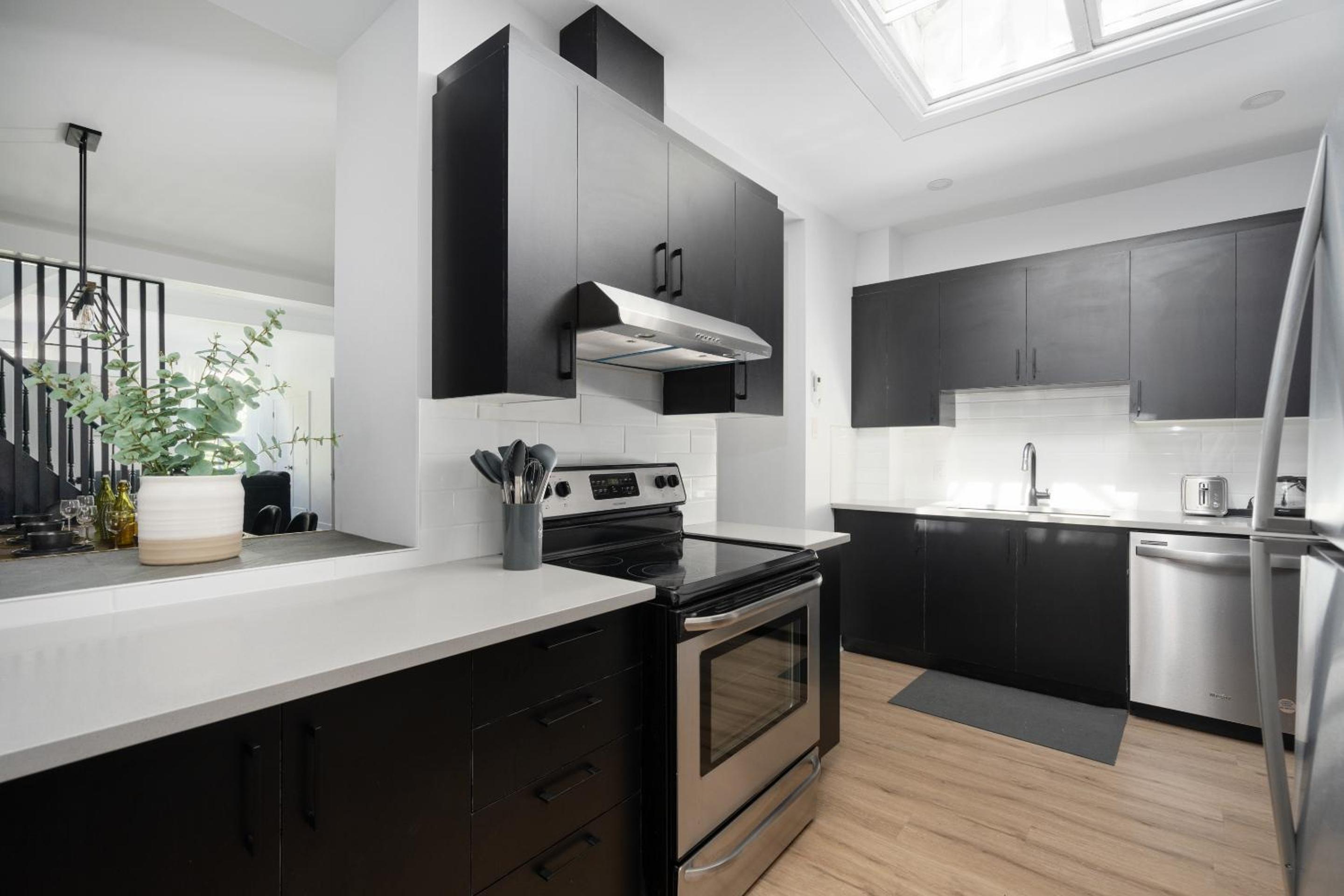 Boutique 4BR Luxury Residence 2 Floors Mile-End St-Laurent