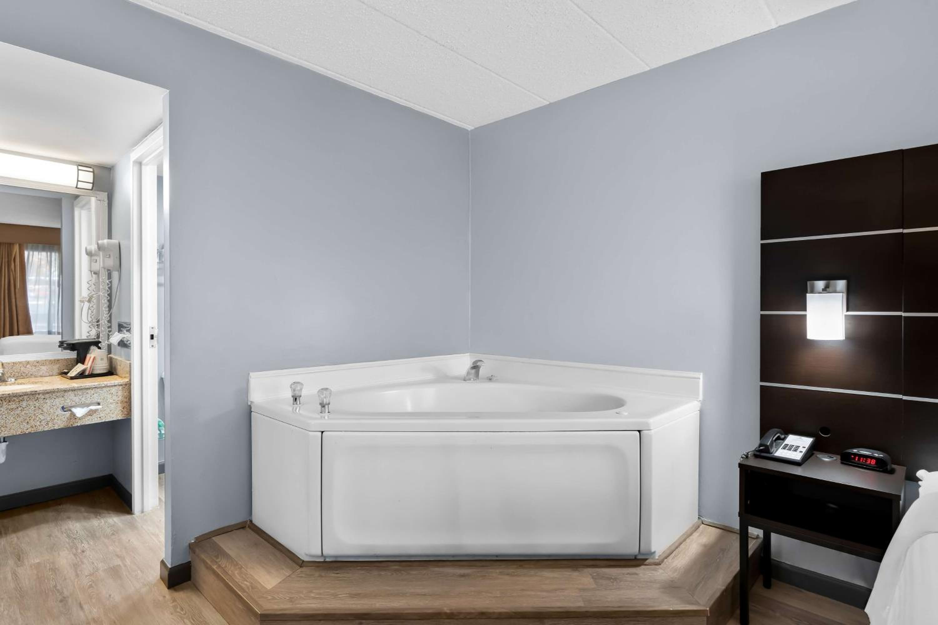 Wilmington Vacations - SureStay Plus Hotel by Best Western Brandywine Valley - Property Image 12