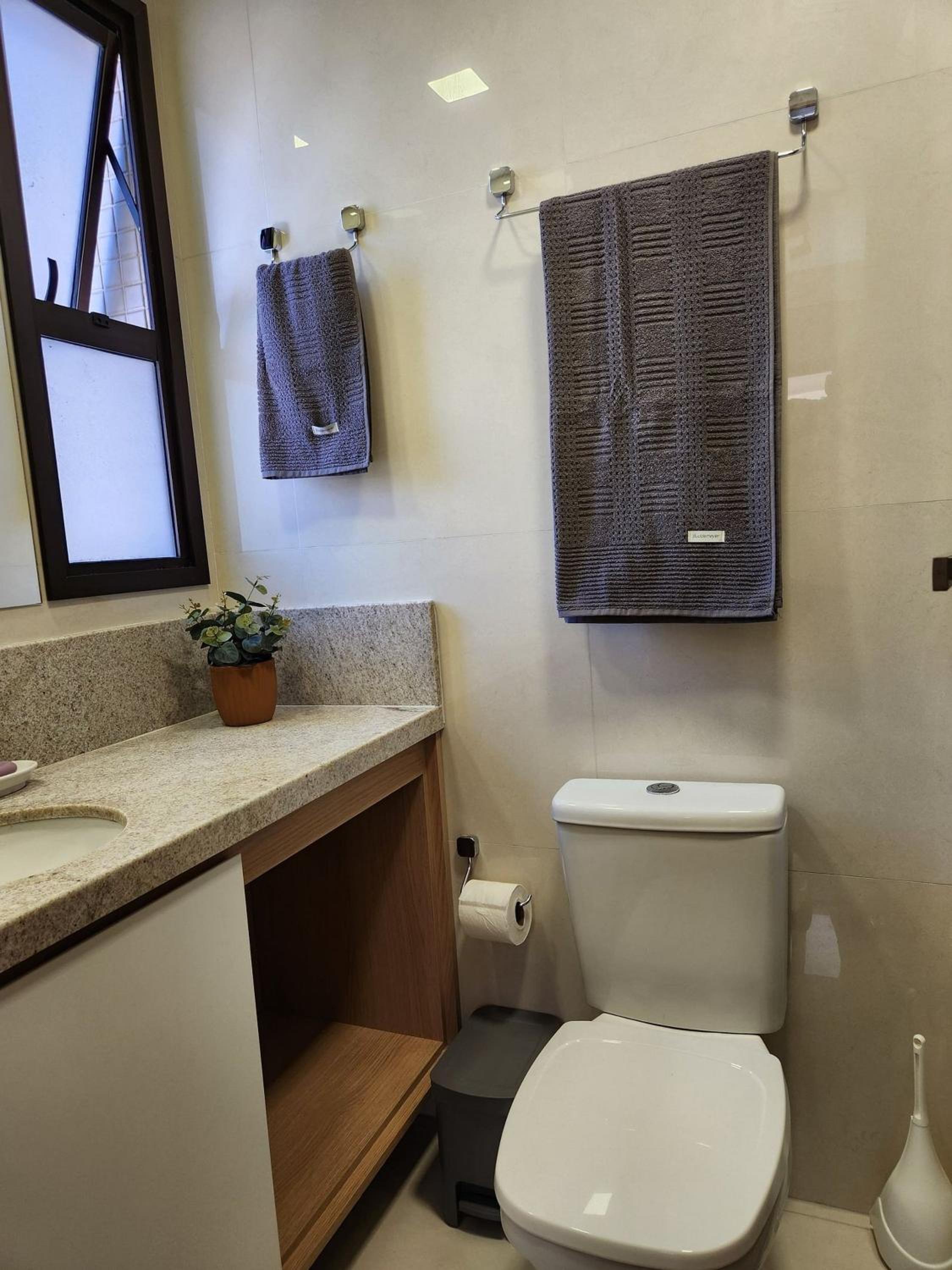 Apartamento novinho em ótima localização, bem próximo à praia e a diversos serviços.