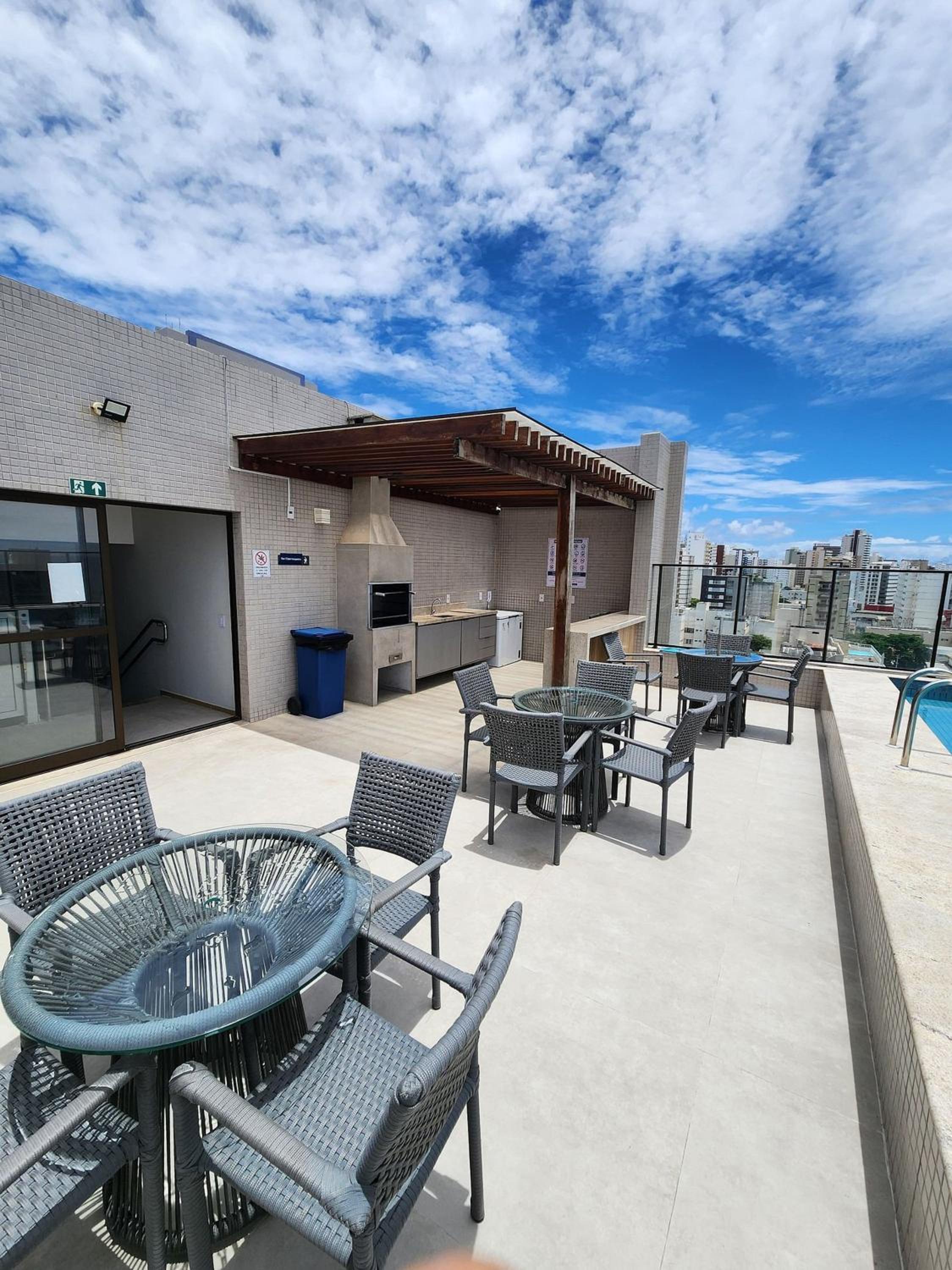 Apartamento novinho em ótima localização, bem próximo à praia e a diversos serviços.