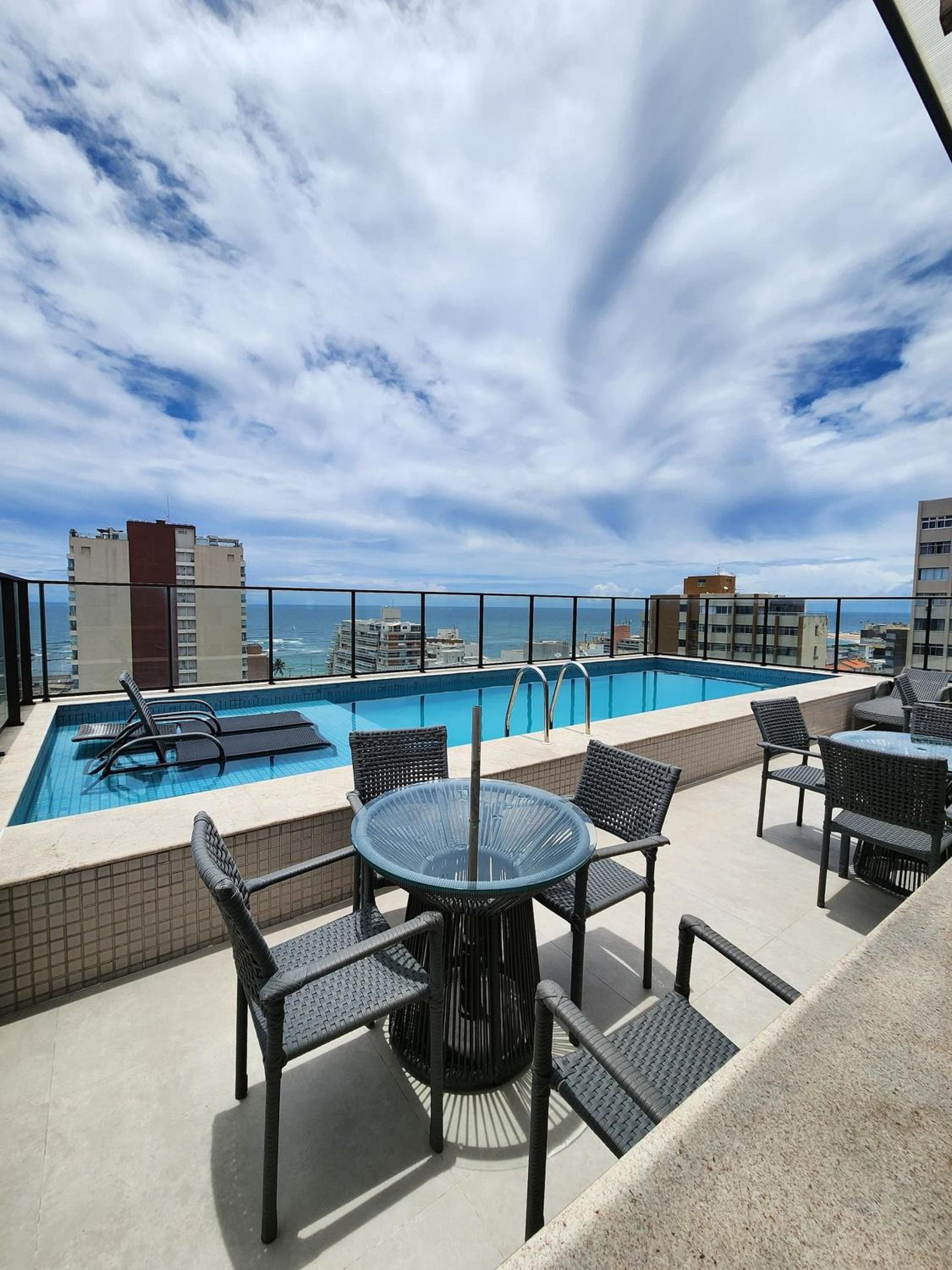 Apartamento novinho em ótima localização, bem próximo à praia e a diversos serviços.