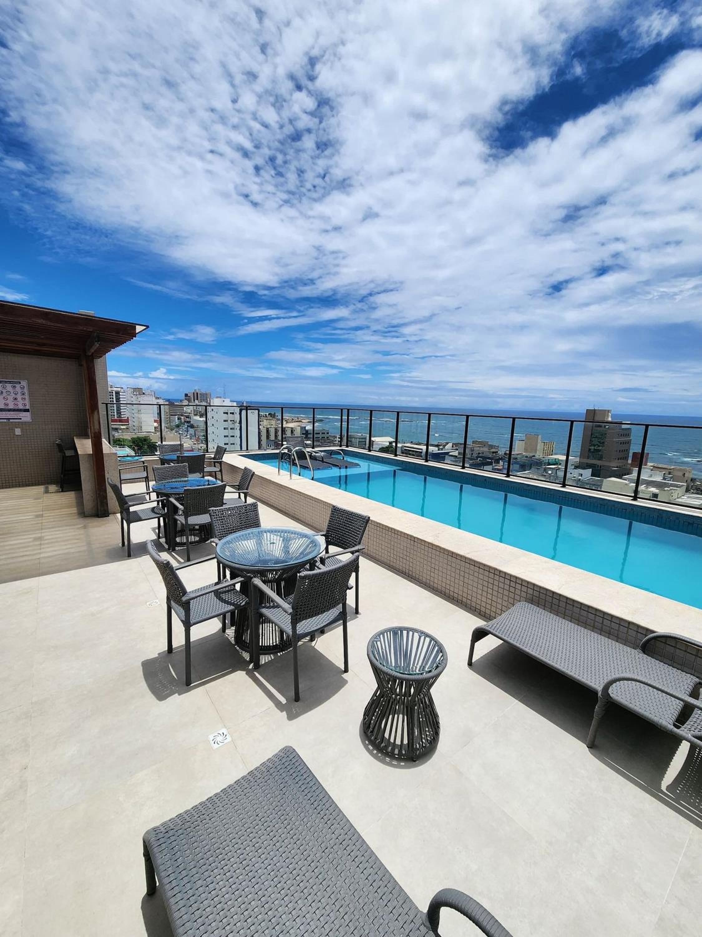 Apartamento novinho em ótima localização, bem próximo à praia e a diversos serviços.