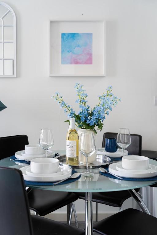 Modern One-Bed Apartment, Hallsville Rd London