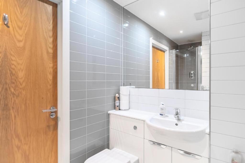 Modern One-Bed Apartment, Hallsville Rd London