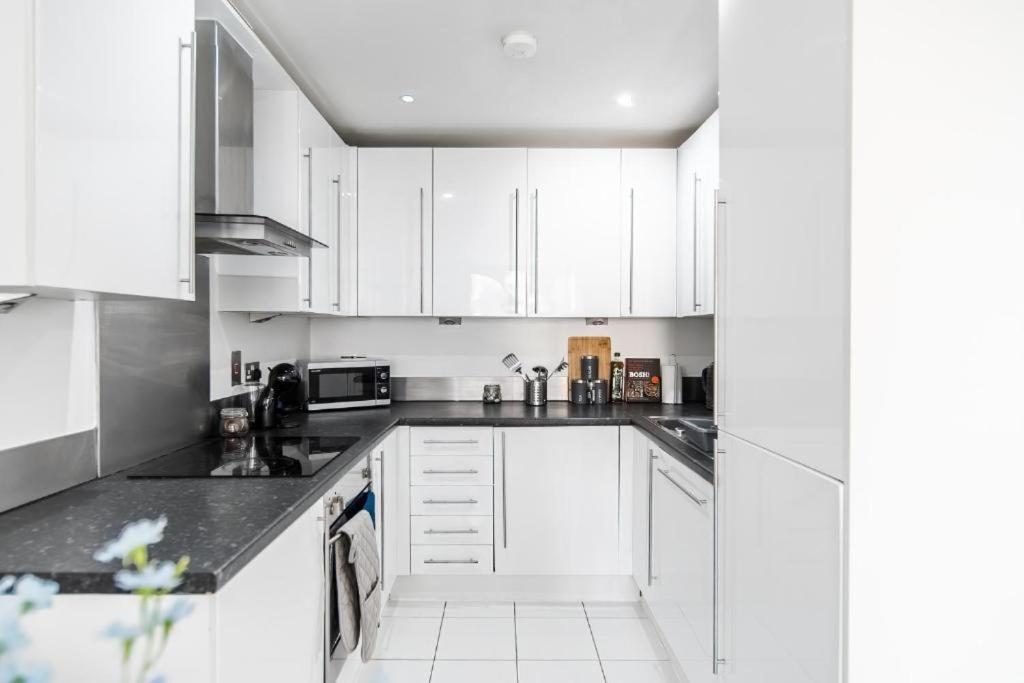 Modern One-Bed Apartment, Hallsville Rd London