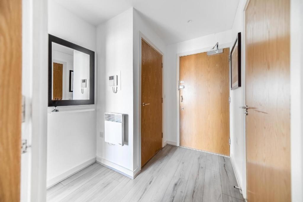Modern One-Bed Apartment, Hallsville Rd London