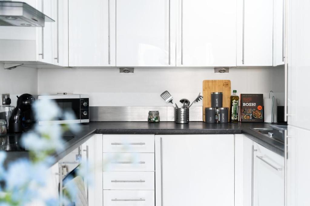 Modern One-Bed Apartment, Hallsville Rd London