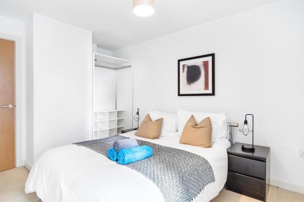 Modern One-Bed Apartment, Hallsville Rd London