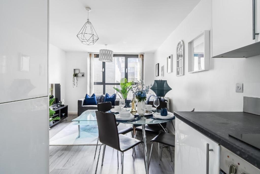 Modern One-Bed Apartment, Hallsville Rd London
