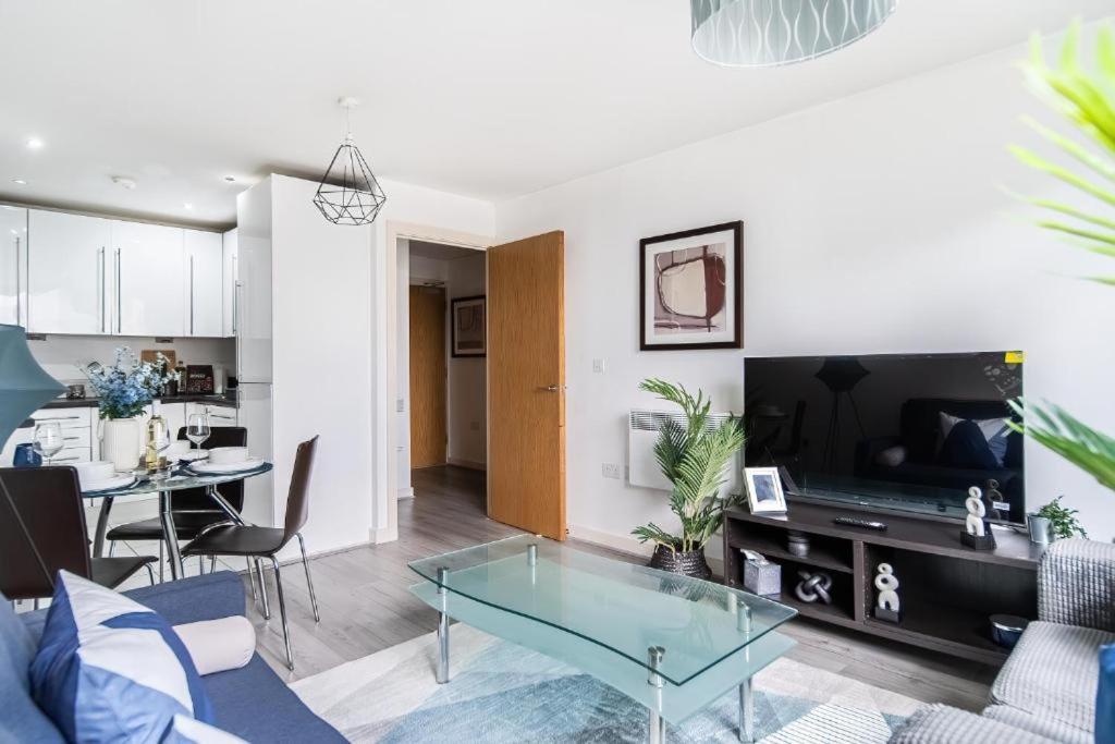 Modern One-Bed Apartment, Hallsville Rd London